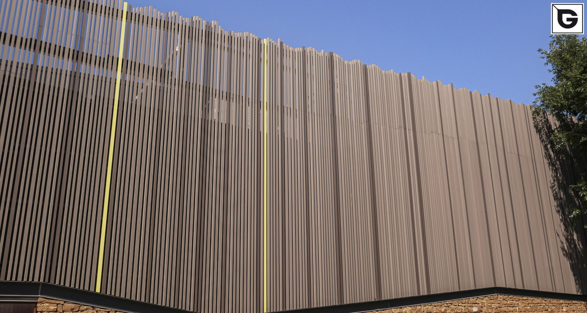 Institutionelle Einrichtungen_Offene Fassadenverkleidung - verti._Sporteinrichtung