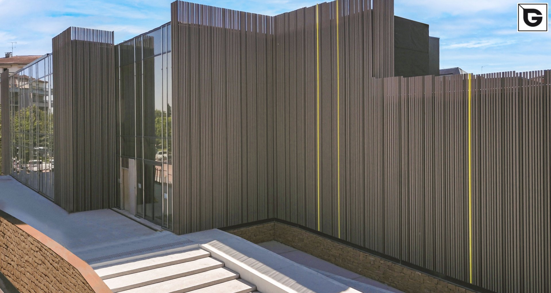 Institutionelle Einrichtungen_Offene Fassadenverkleidung - verti._Sporteinrichtung