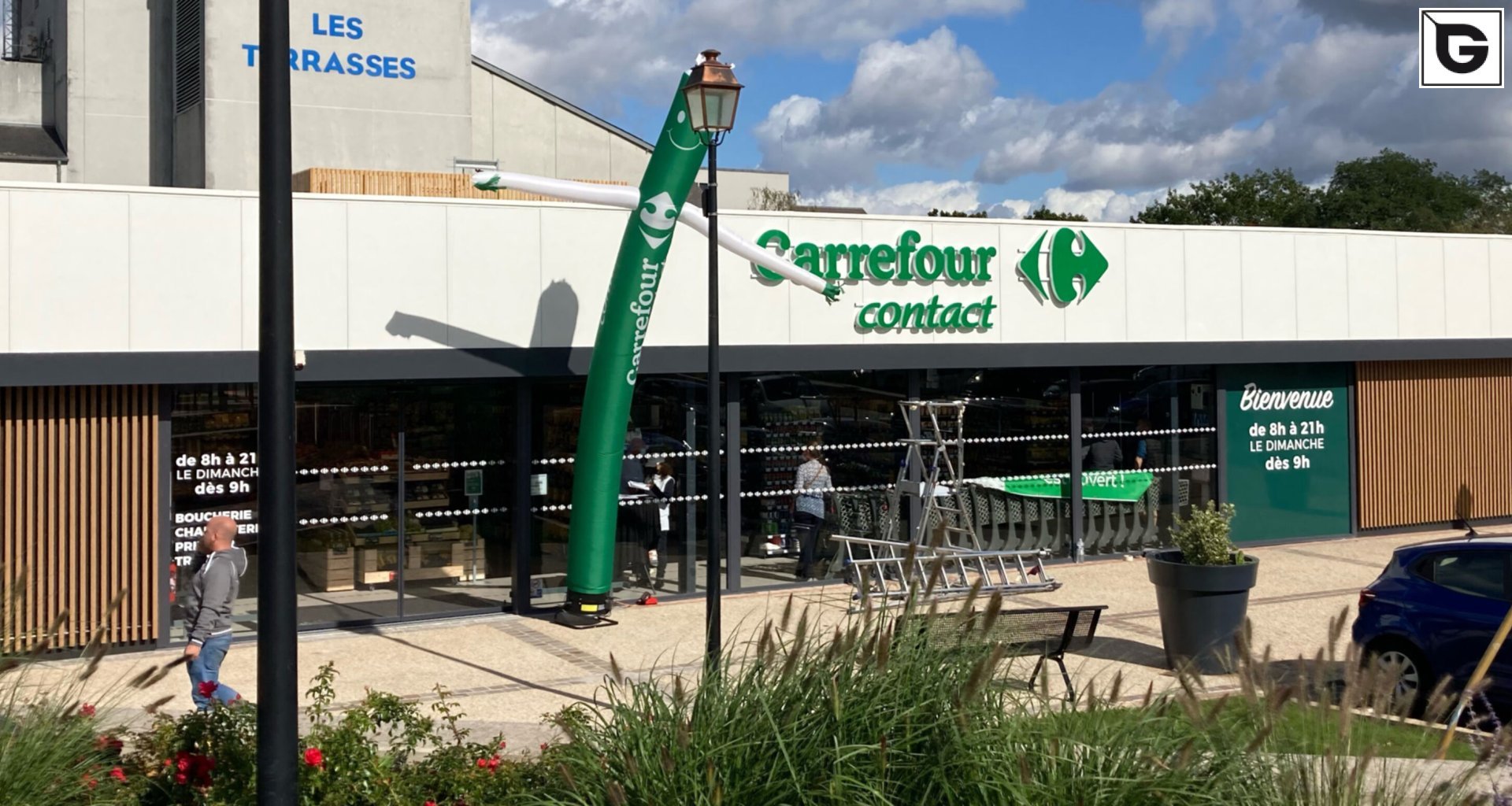 Kaufmännische Gebäude_Offene Fassadenverkleidung - verti._Einkaufszentrum