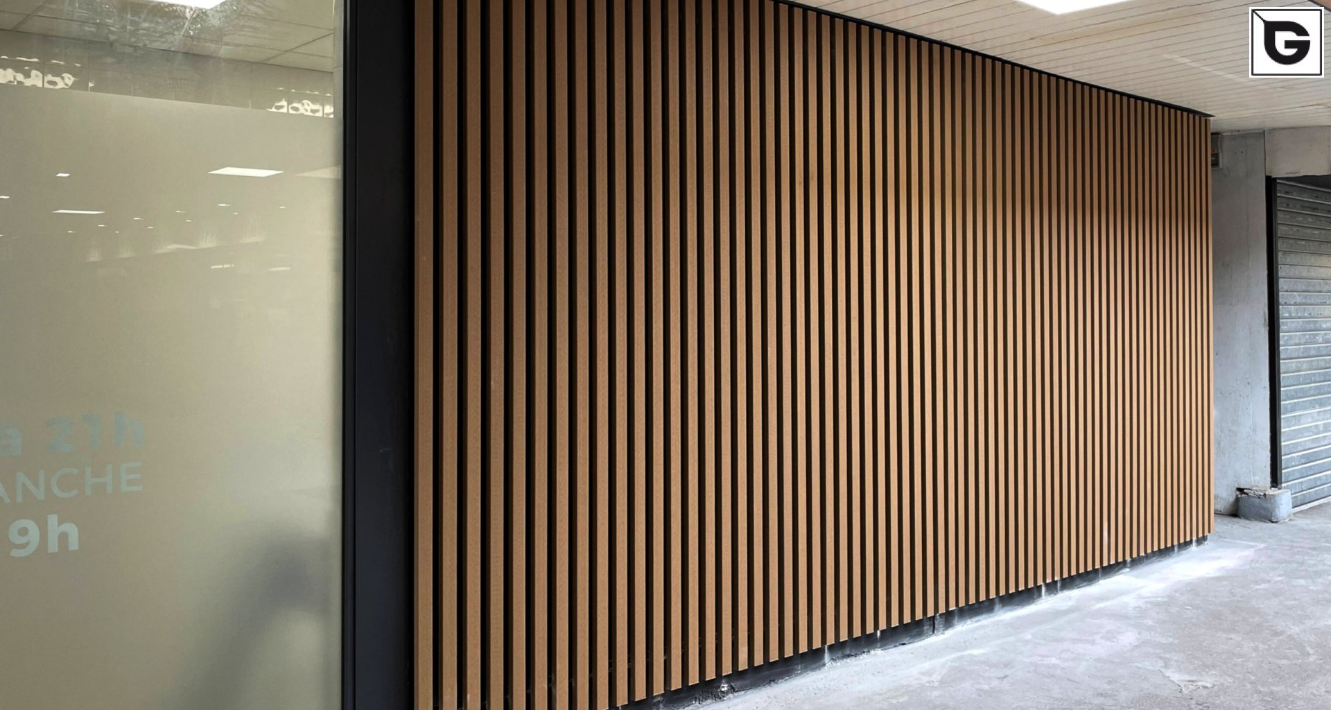 Kaufmännische Gebäude_Offene Fassadenverkleidung - verti._Einkaufszentrum