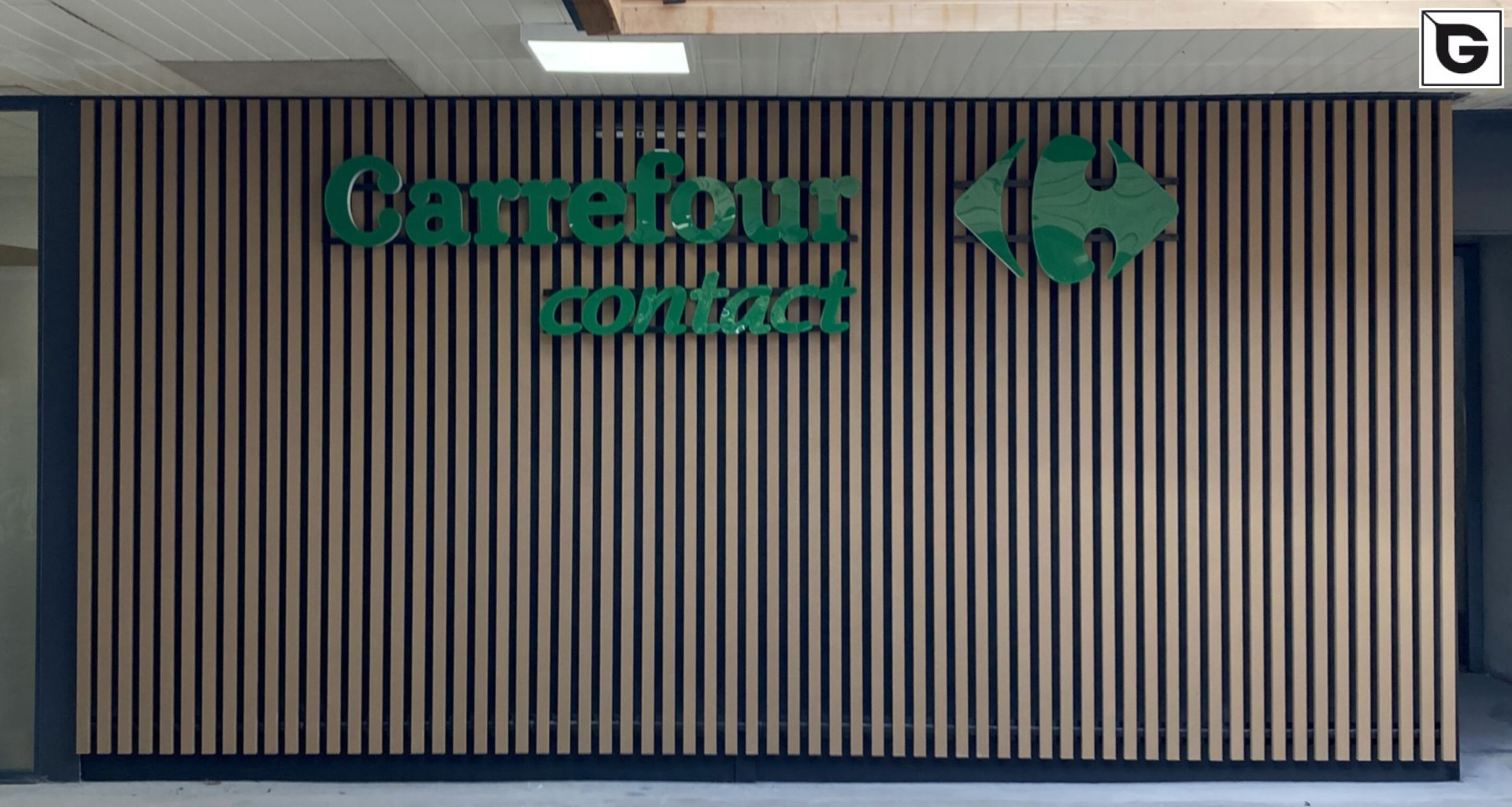 Kaufmännische Gebäude_Offene Fassadenverkleidung - verti._Einkaufszentrum