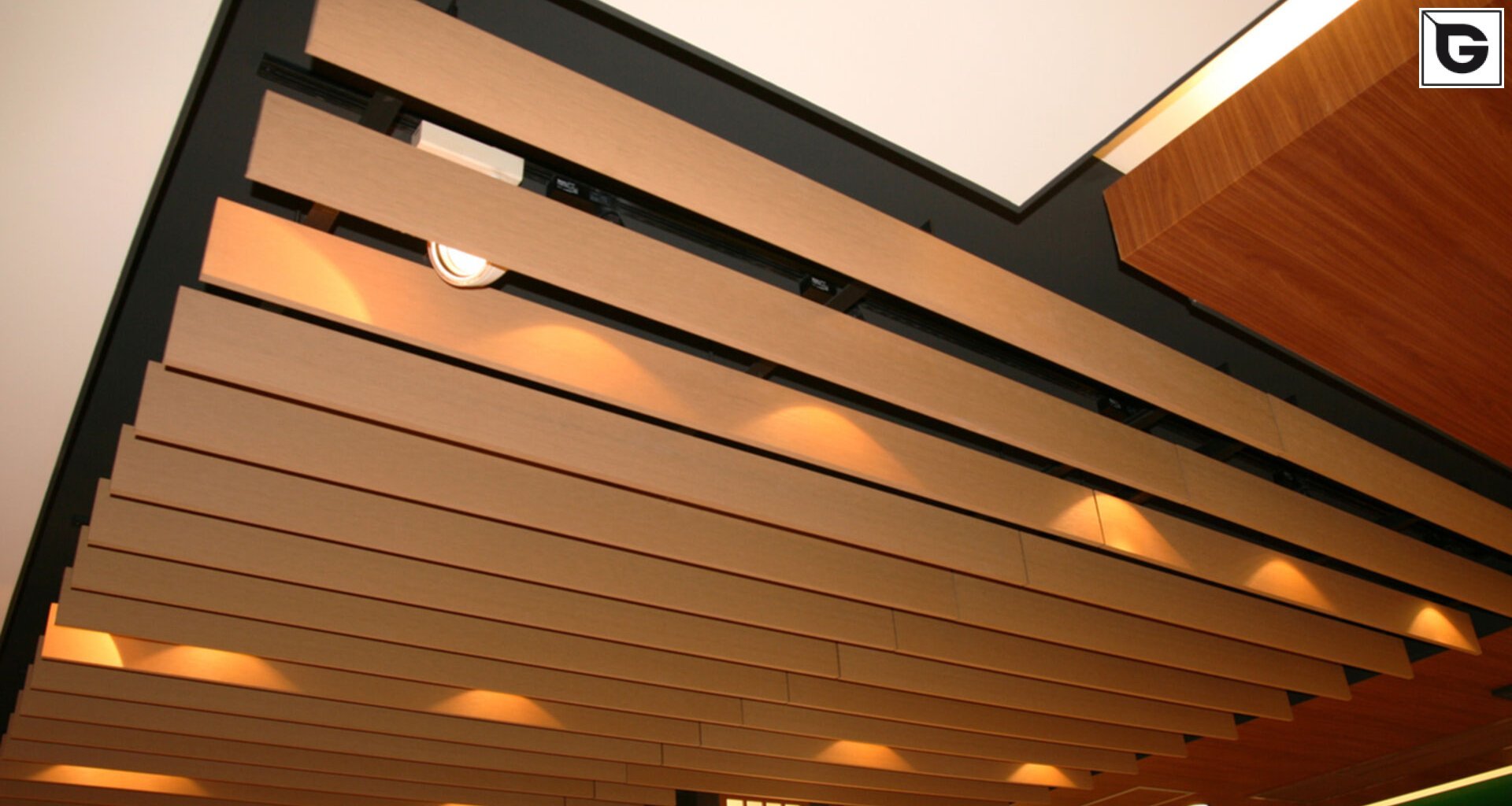 Kaufmännische Gebäude_Pergola, Dachüberstand, Dach_Einkaufszentrum