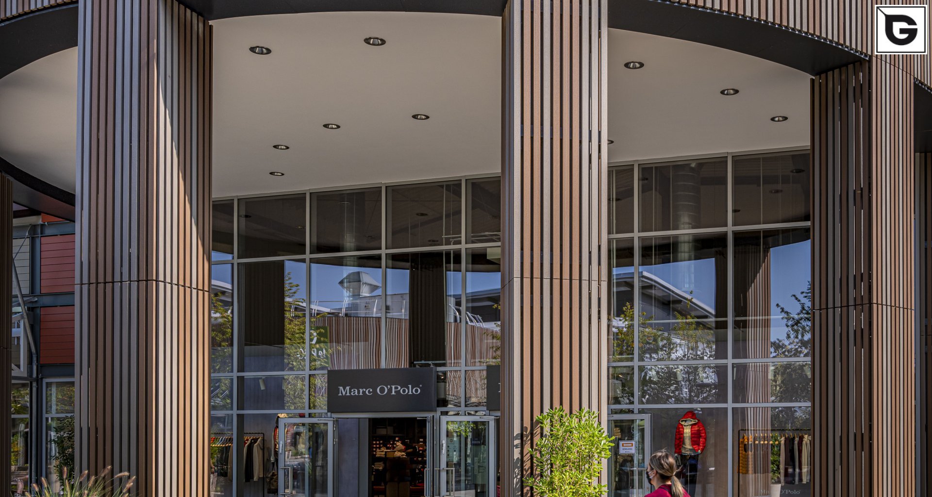 Kaufmännische Gebäude_Offene Fassadenverkleidung - verti._Einkaufszentrum