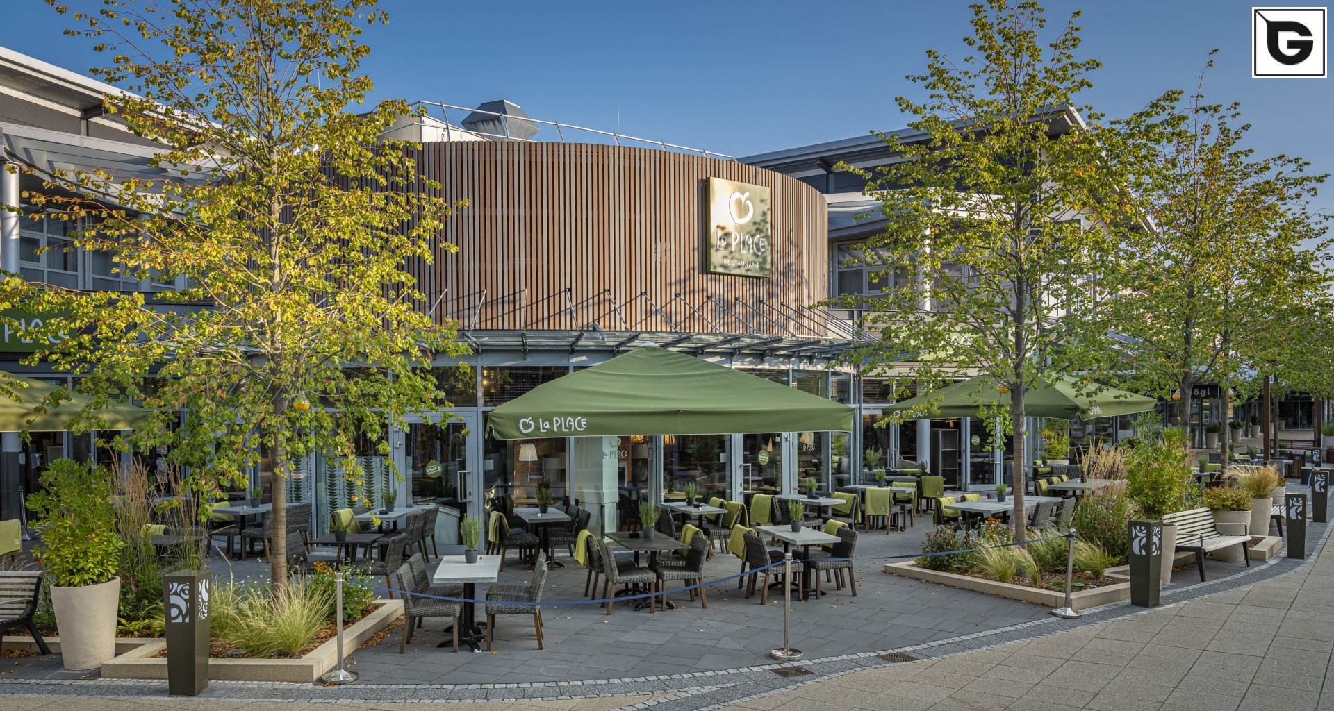 Kaufmännische Gebäude_Offene Fassadenverkleidung - verti._Einkaufszentrum