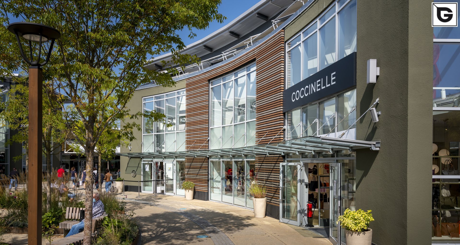 Kaufmännische Gebäude_Offene Fassadenverkleidung - verti._Einkaufszentrum