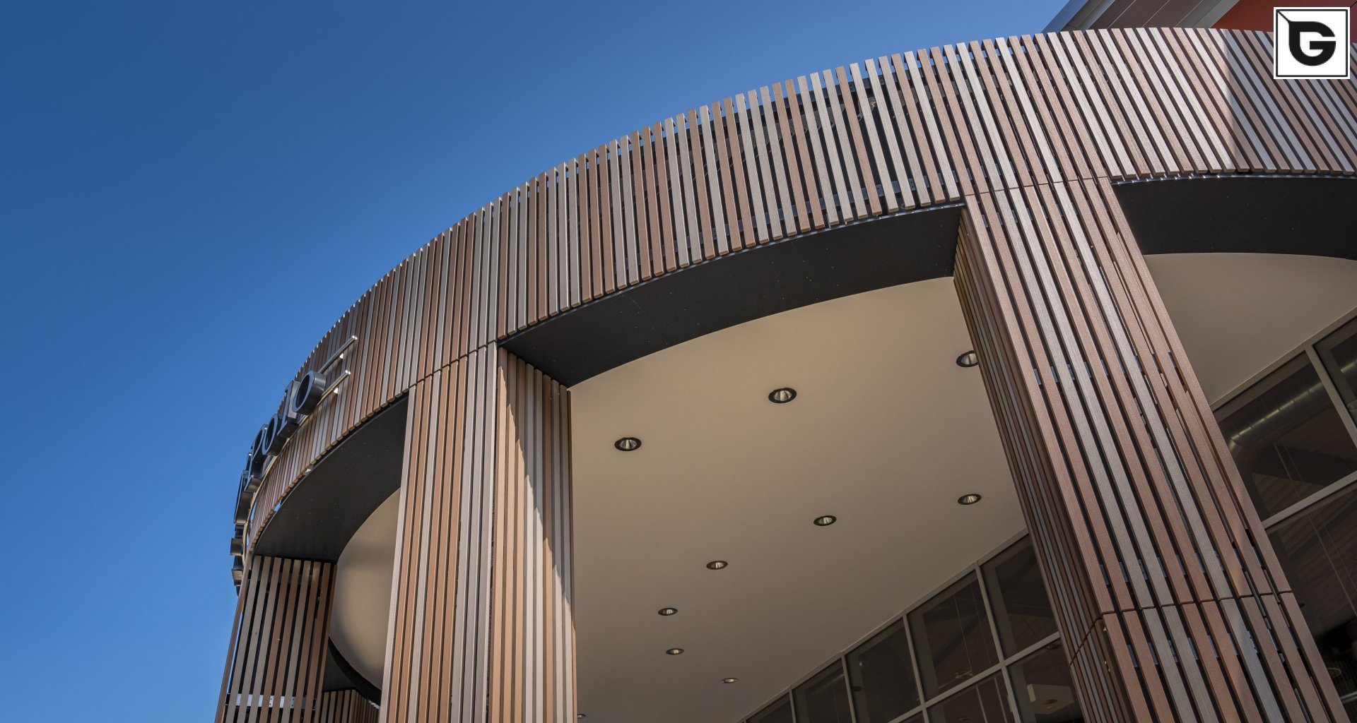 Kaufmännische Gebäude_Offene Fassadenverkleidung - verti._Einkaufszentrum