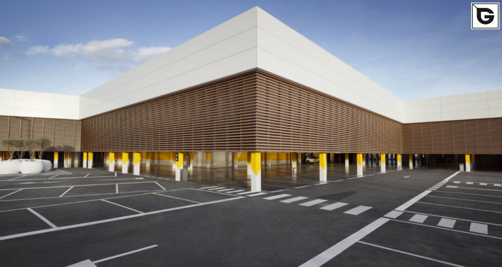 Kaufmännische Gebäude_Verti & Horiz Fassadenverkleidung _Vorzeigeprojekte - WPC holz 