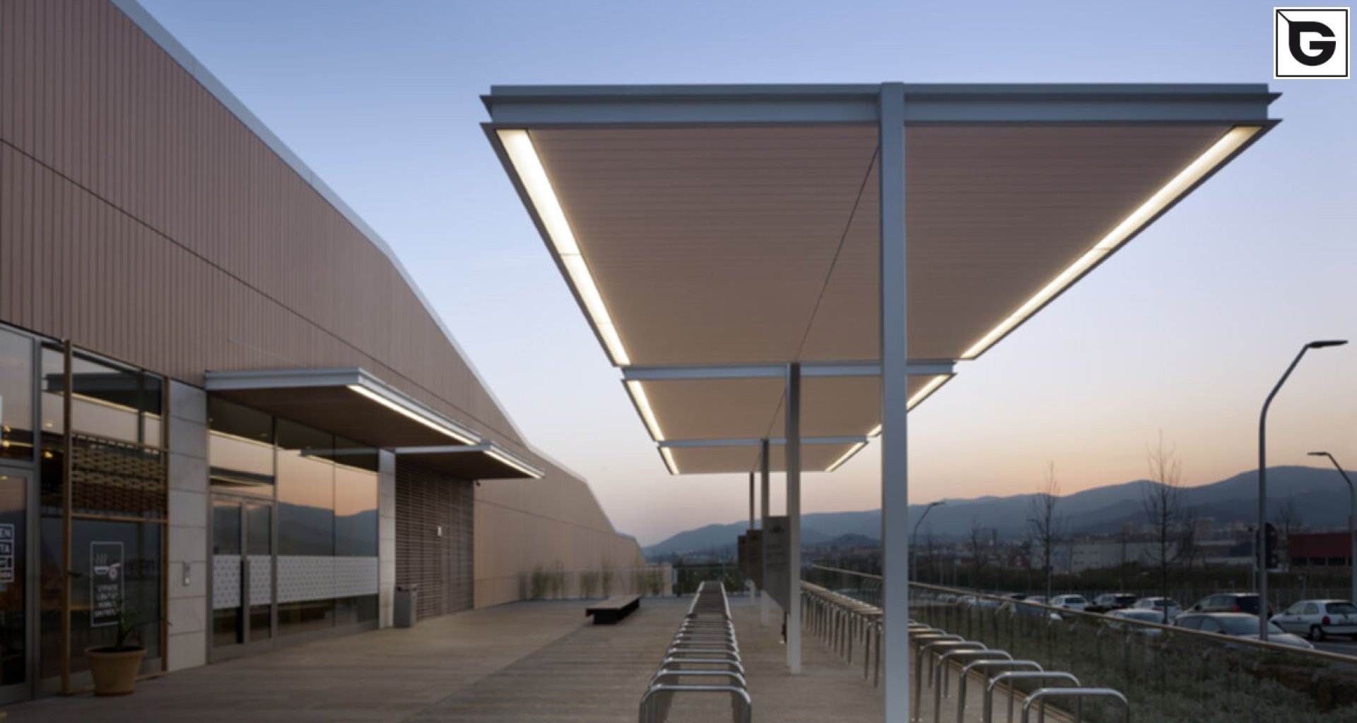 Kaufmännische Gebäude_Verti & Horiz Fassadenverkleidung _Vorzeigeprojekte - WPC holz 