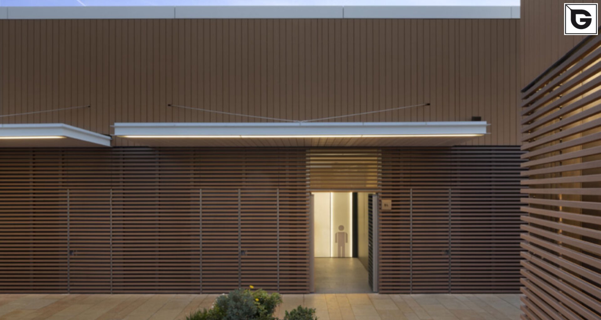 Kaufmännische Gebäude_Verti & Horiz Fassadenverkleidung _Vorzeigeprojekte - WPC holz 