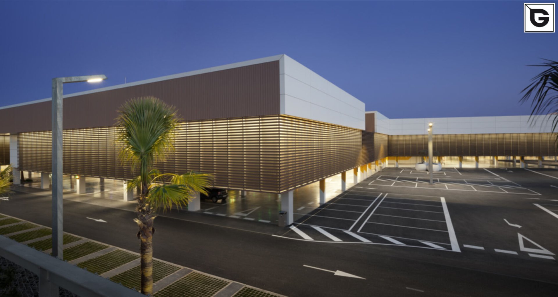 Kaufmännische Gebäude_Verti & Horiz Fassadenverkleidung _Vorzeigeprojekte - WPC holz 