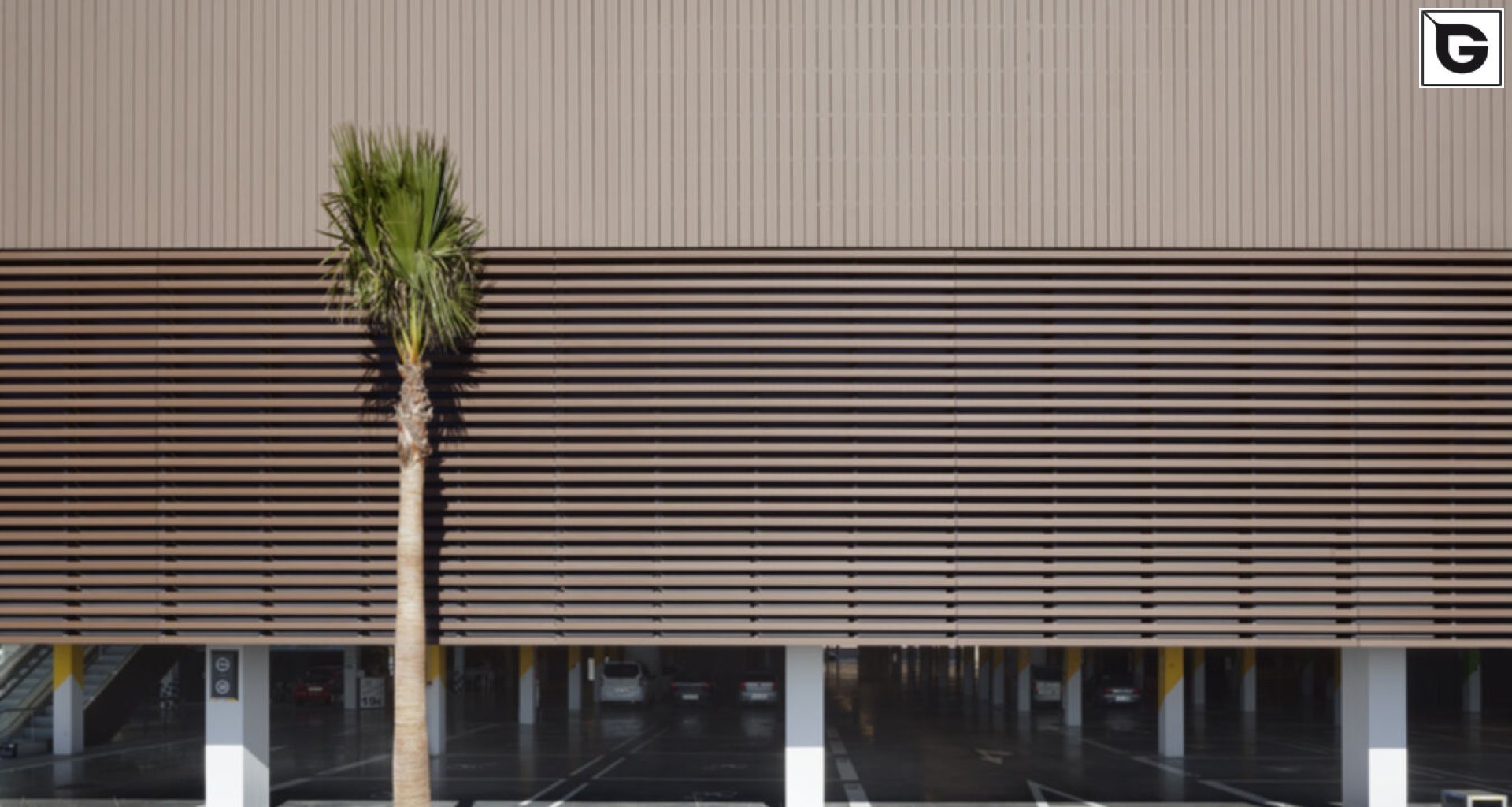 Kaufmännische Gebäude_Verti & Horiz Fassadenverkleidung _Vorzeigeprojekte - WPC holz 