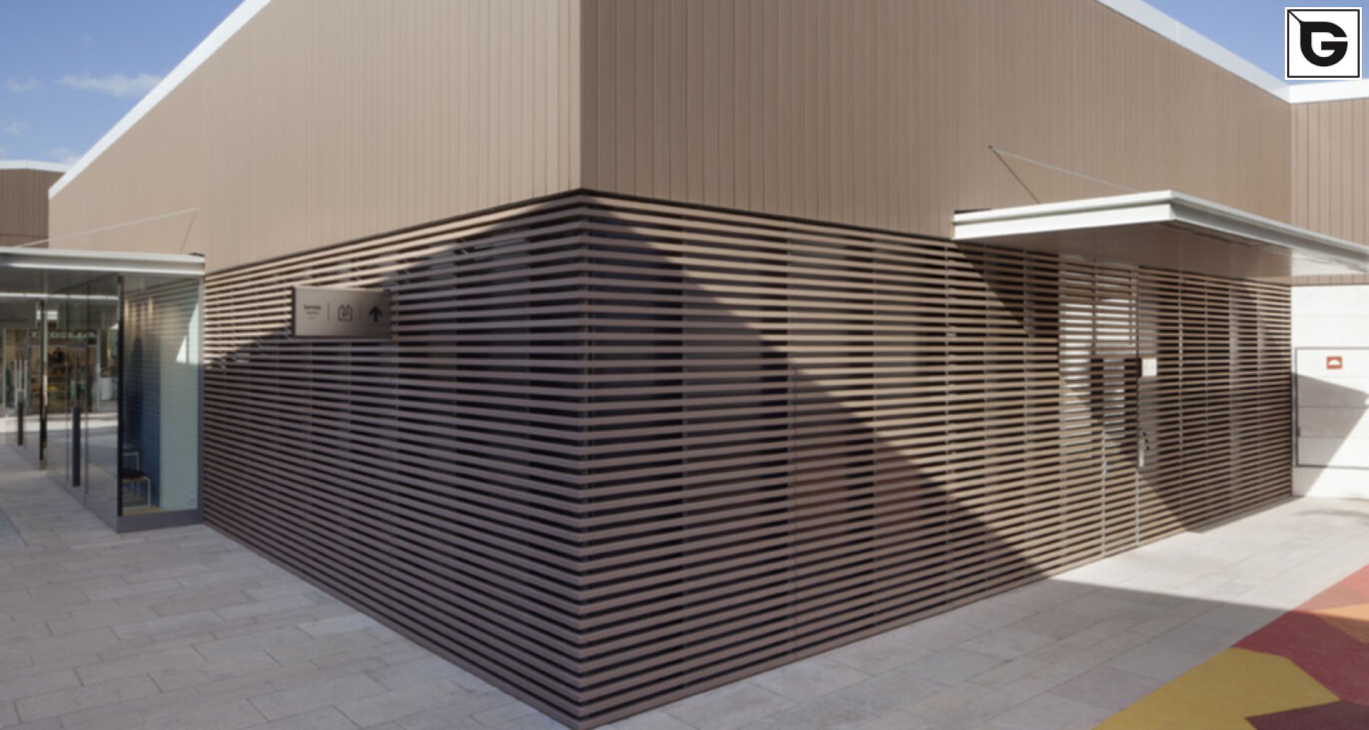 Kaufmännische Gebäude_Verti & Horiz Fassadenverkleidung _Vorzeigeprojekte - WPC holz 