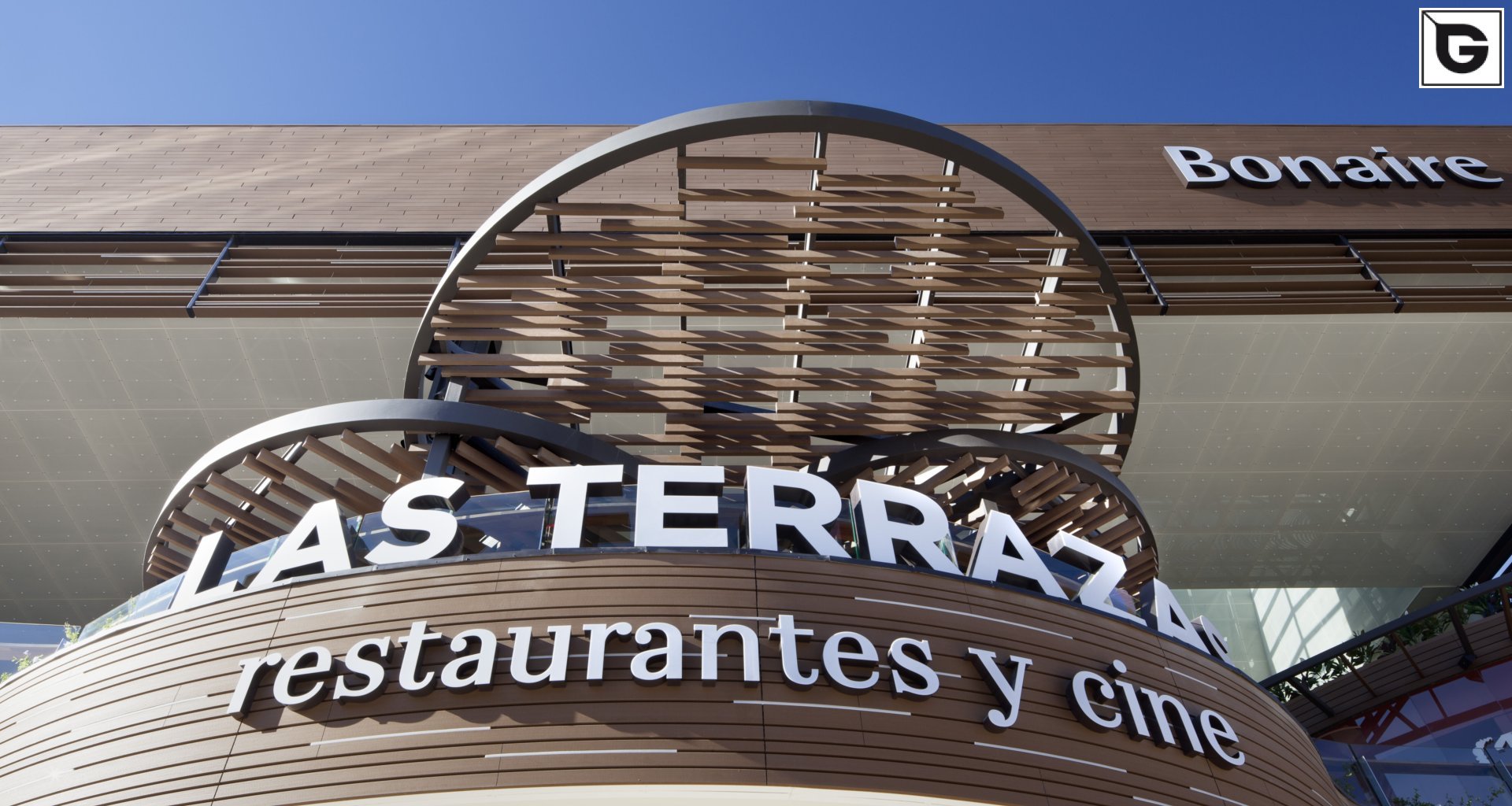 Kaufmännische Gebäude_Offene Fassadenverkleidung - horiz._Einkaufszentrum