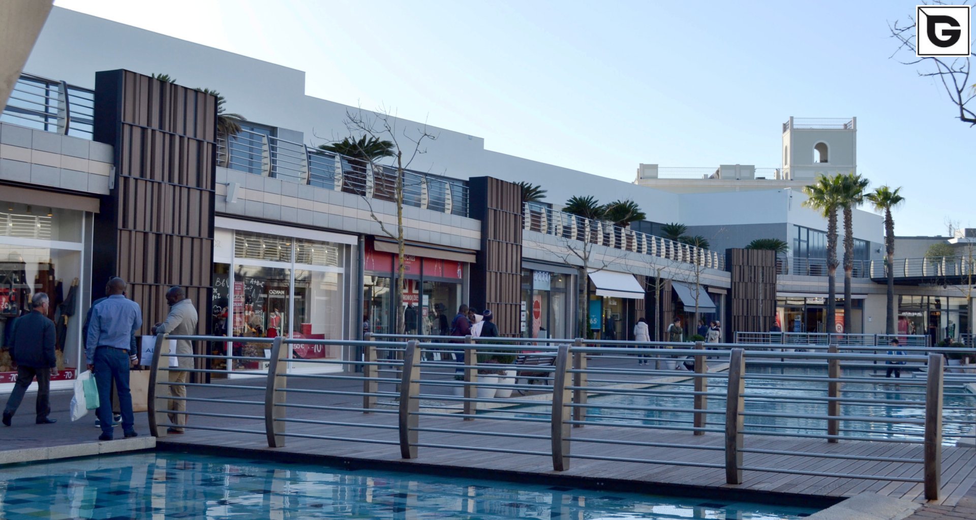 Kaufmännische Gebäude_Vertical Sonnenschutz, jalousien_Einkaufszentrum