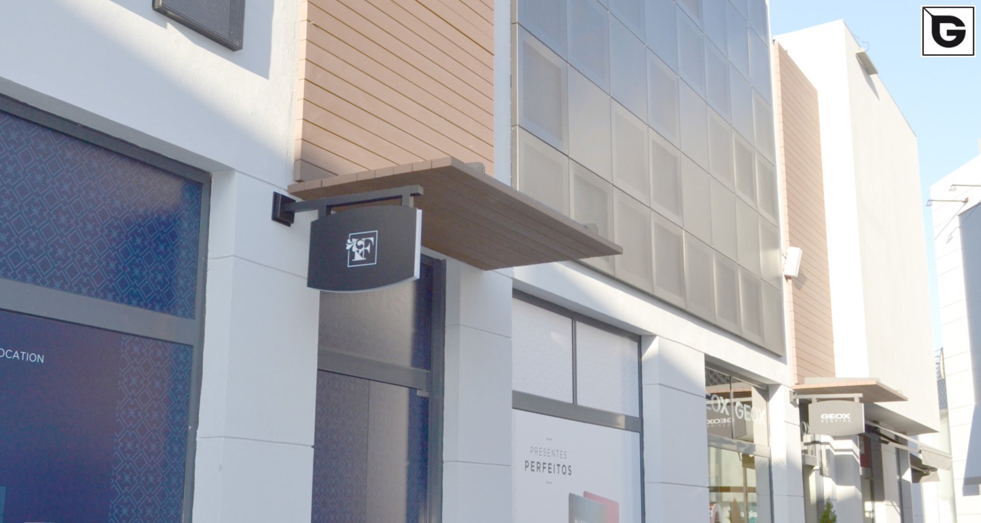 Kaufmännische Gebäude_Vertical Sonnenschutz, jalousien_Einkaufszentrum