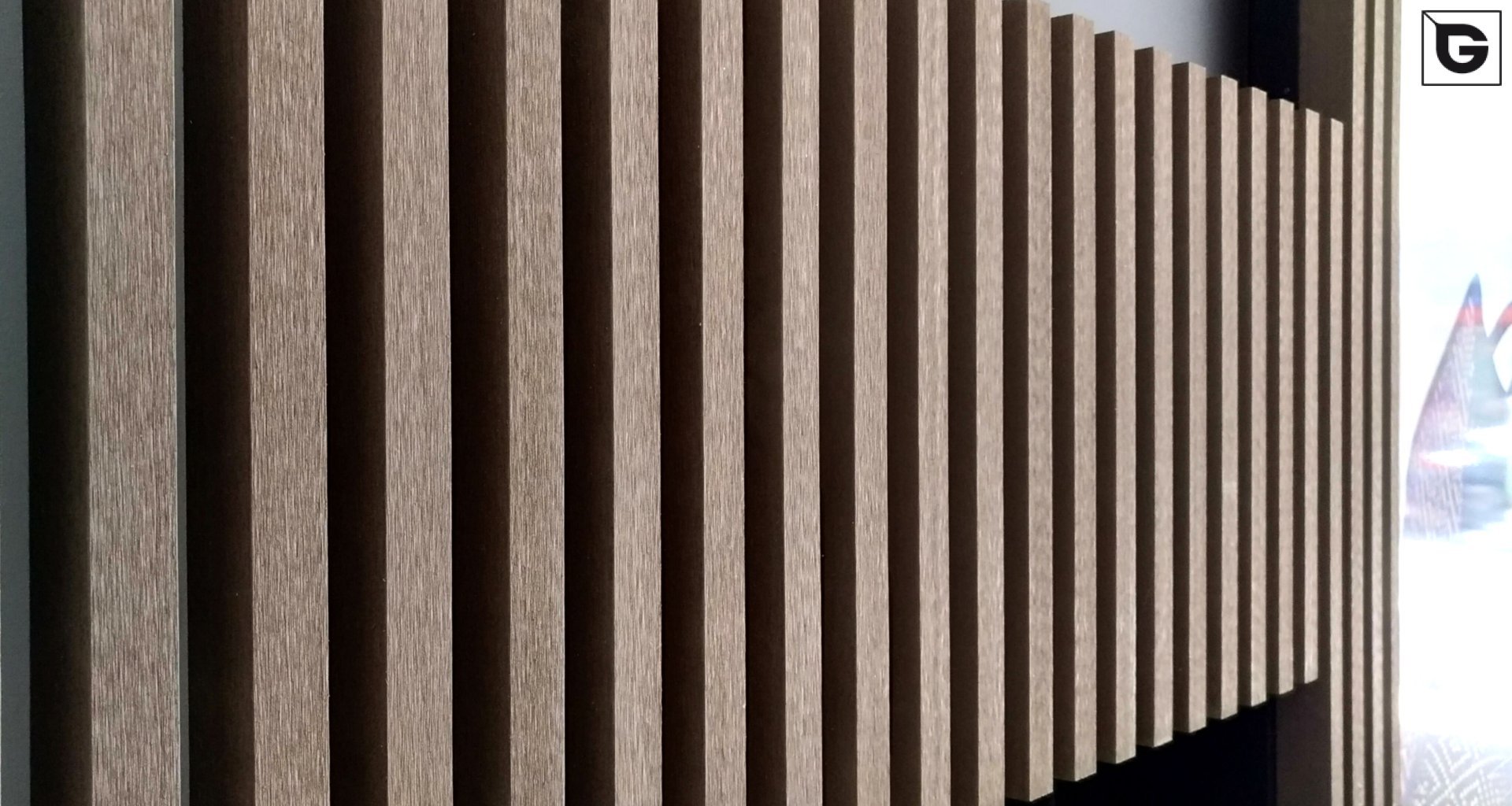 Kaufmännische Gebäude_Offene Fassadenverkleidung - verti._Einkaufszentrum