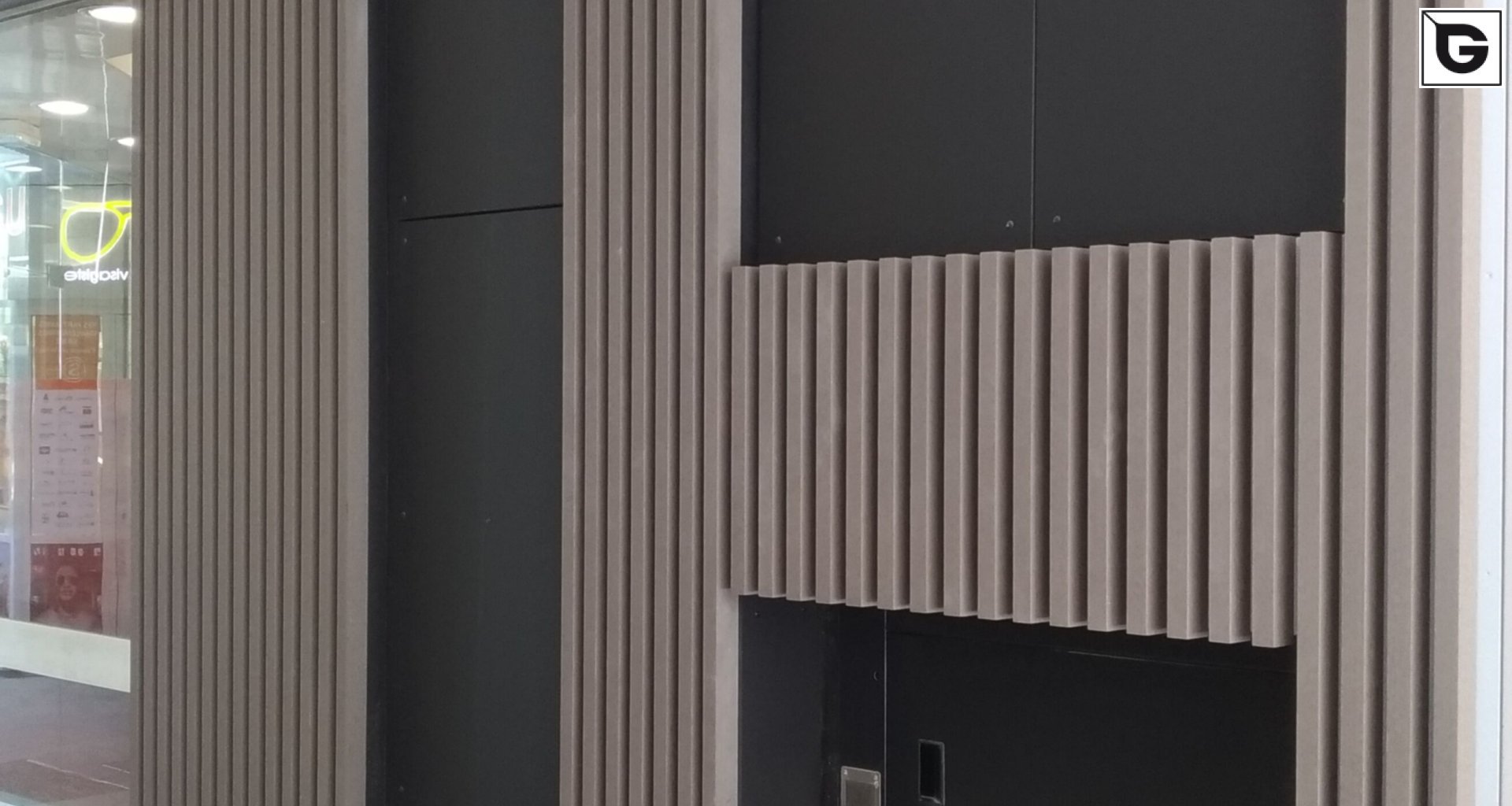 Kaufmännische Gebäude_Offene Fassadenverkleidung - verti._Einkaufszentrum