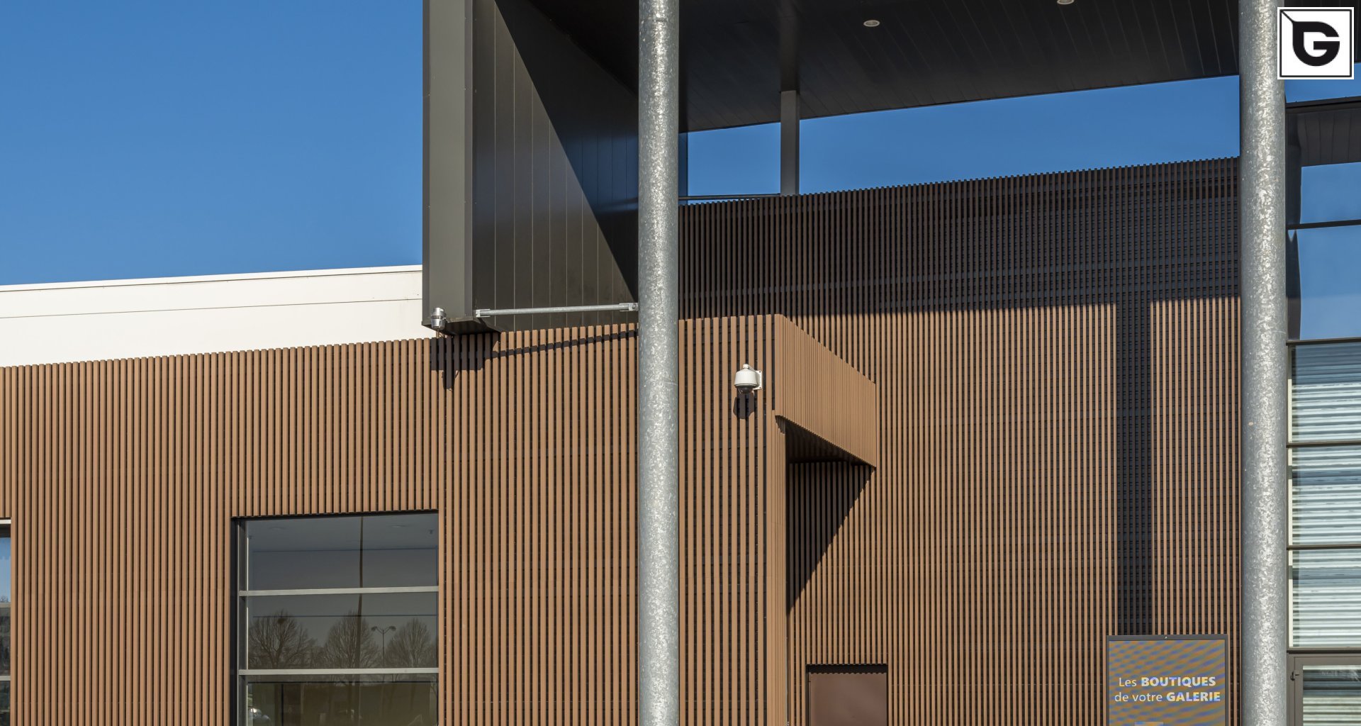 Kaufmännische Gebäude_Offene Fassadenverkleidung - verti._Einkaufszentrum