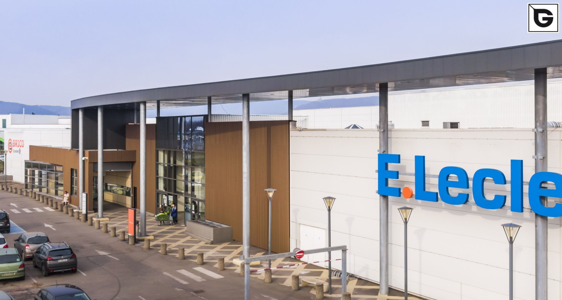 Kaufmännische Gebäude_Offene Fassadenverkleidung - verti._Einkaufszentrum