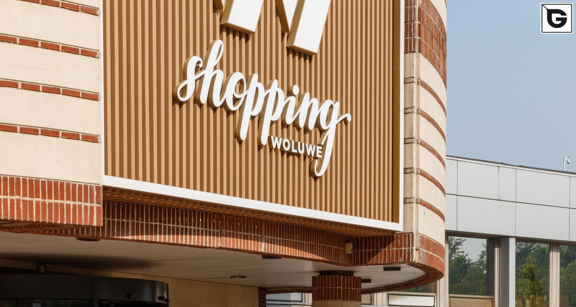 Kaufmännische Gebäude_Offene Fassadenverkleidung - verti._Einkaufszentrum