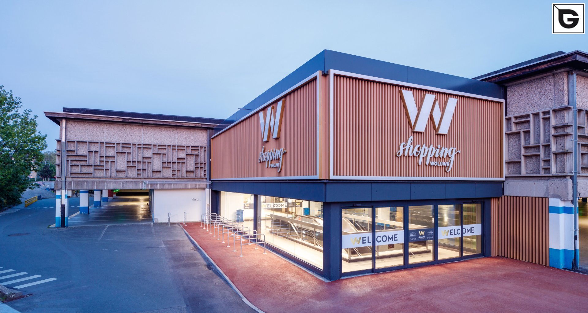 Kaufmännische Gebäude_Offene Fassadenverkleidung - verti._Einkaufszentrum