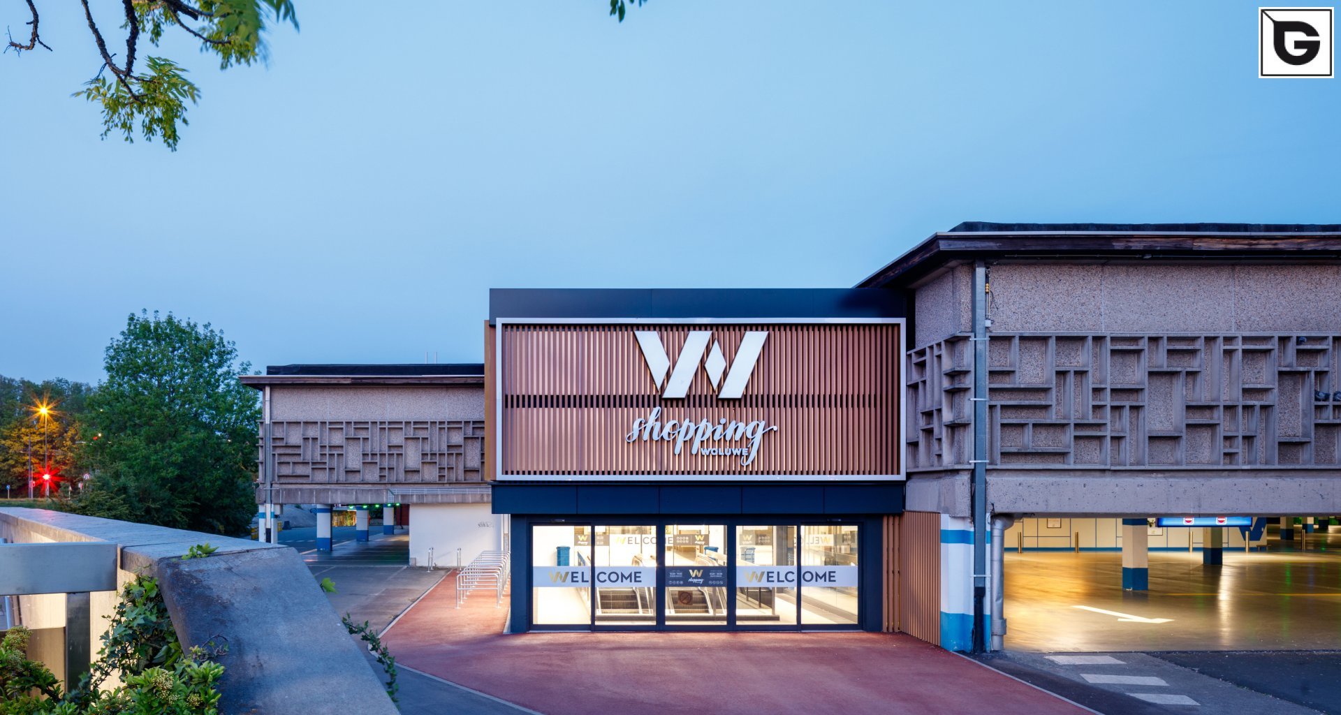 Kaufmännische Gebäude_Offene Fassadenverkleidung - verti._Einkaufszentrum