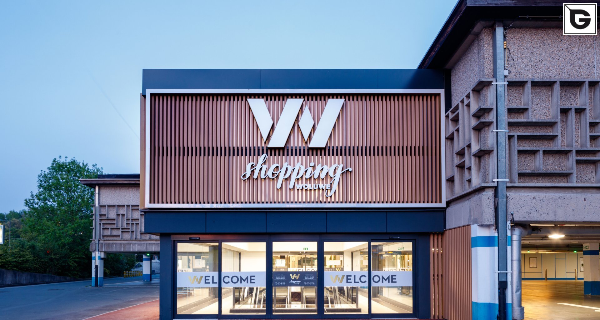 Kaufmännische Gebäude_Offene Fassadenverkleidung - verti._Einkaufszentrum