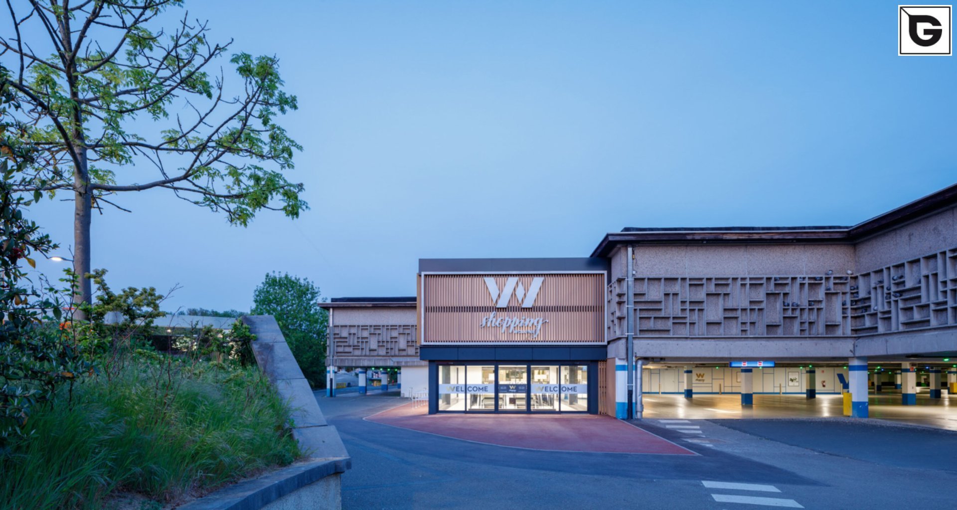 Kaufmännische Gebäude_Offene Fassadenverkleidung - verti._Einkaufszentrum