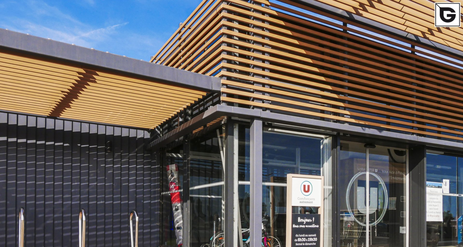 Kaufmännische Gebäude_Pergola, Dachüberstand, Dach_Einkaufszentrum