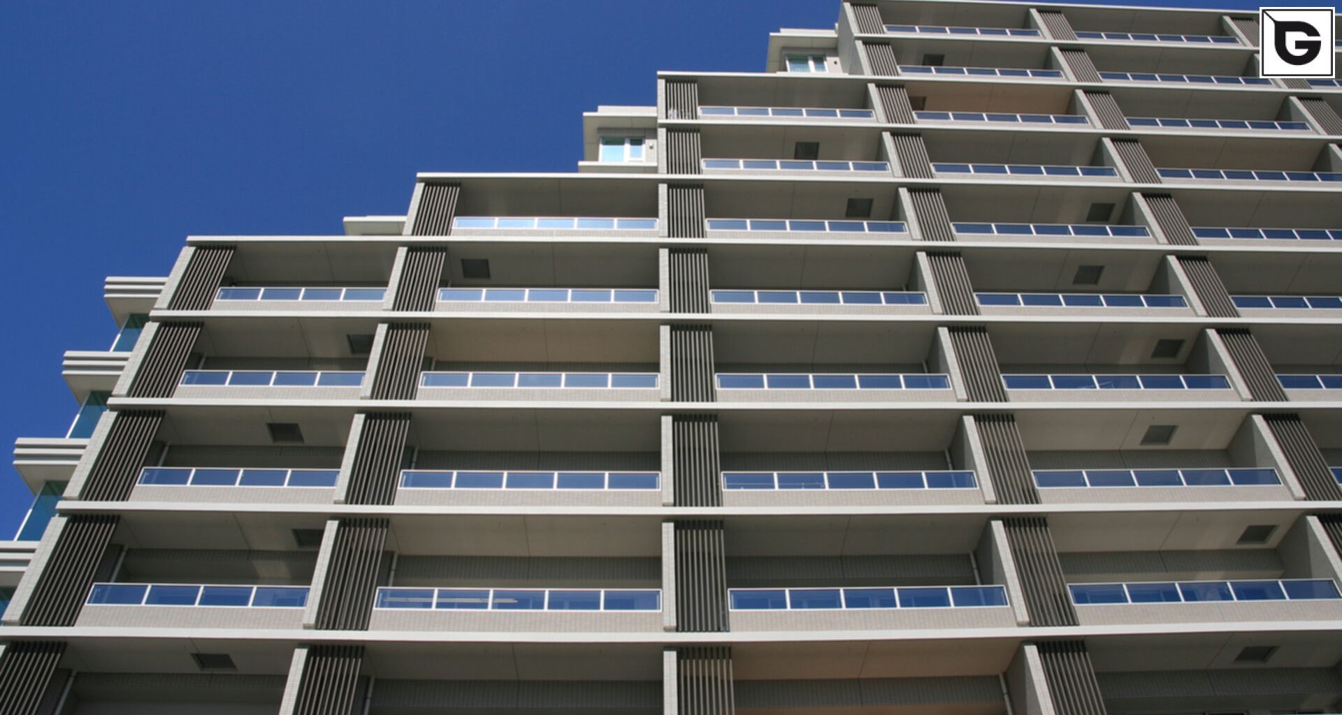 Wohngebäude_Vertical Sonnenschutz, jalousien_Wohnhaus