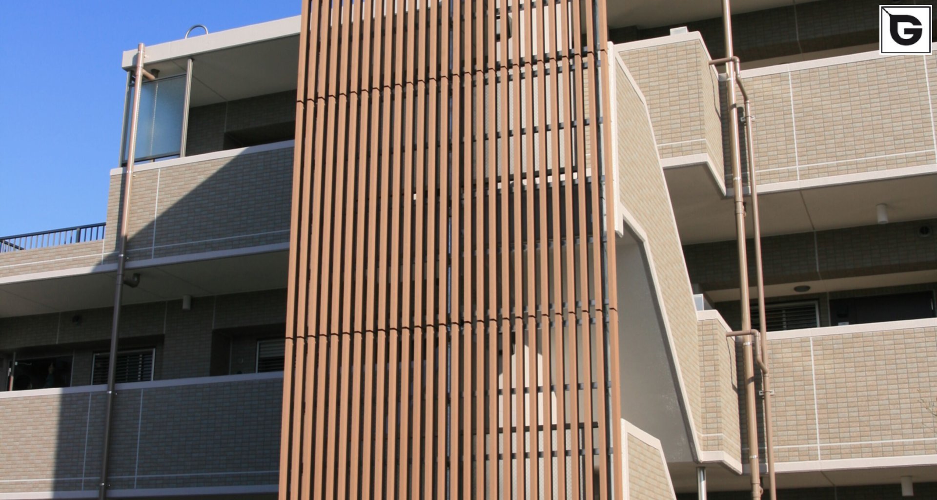 Wohngebäude_Vertical Sonnenschutz, jalousien_Wohnhaus