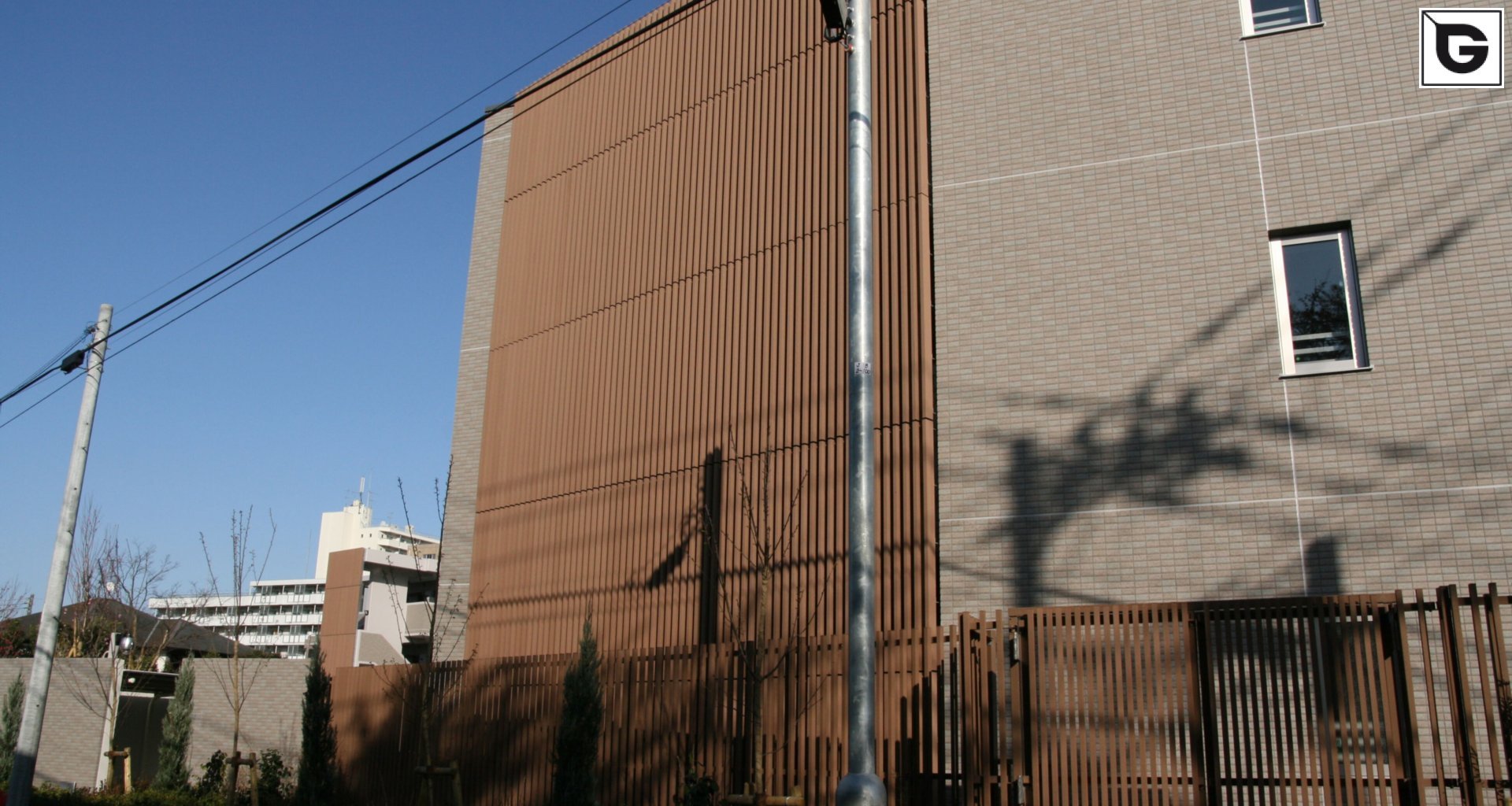 Wohngebäude_Vertical Sonnenschutz, jalousien_Wohnhaus