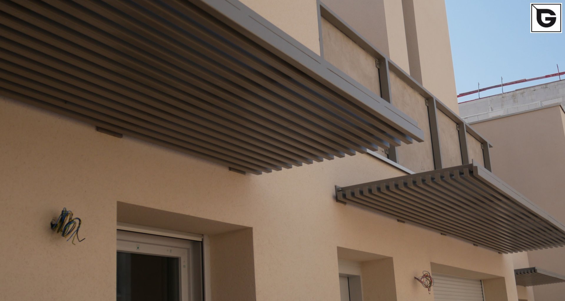 Wohngebäude_Geländer_Wohnhaus