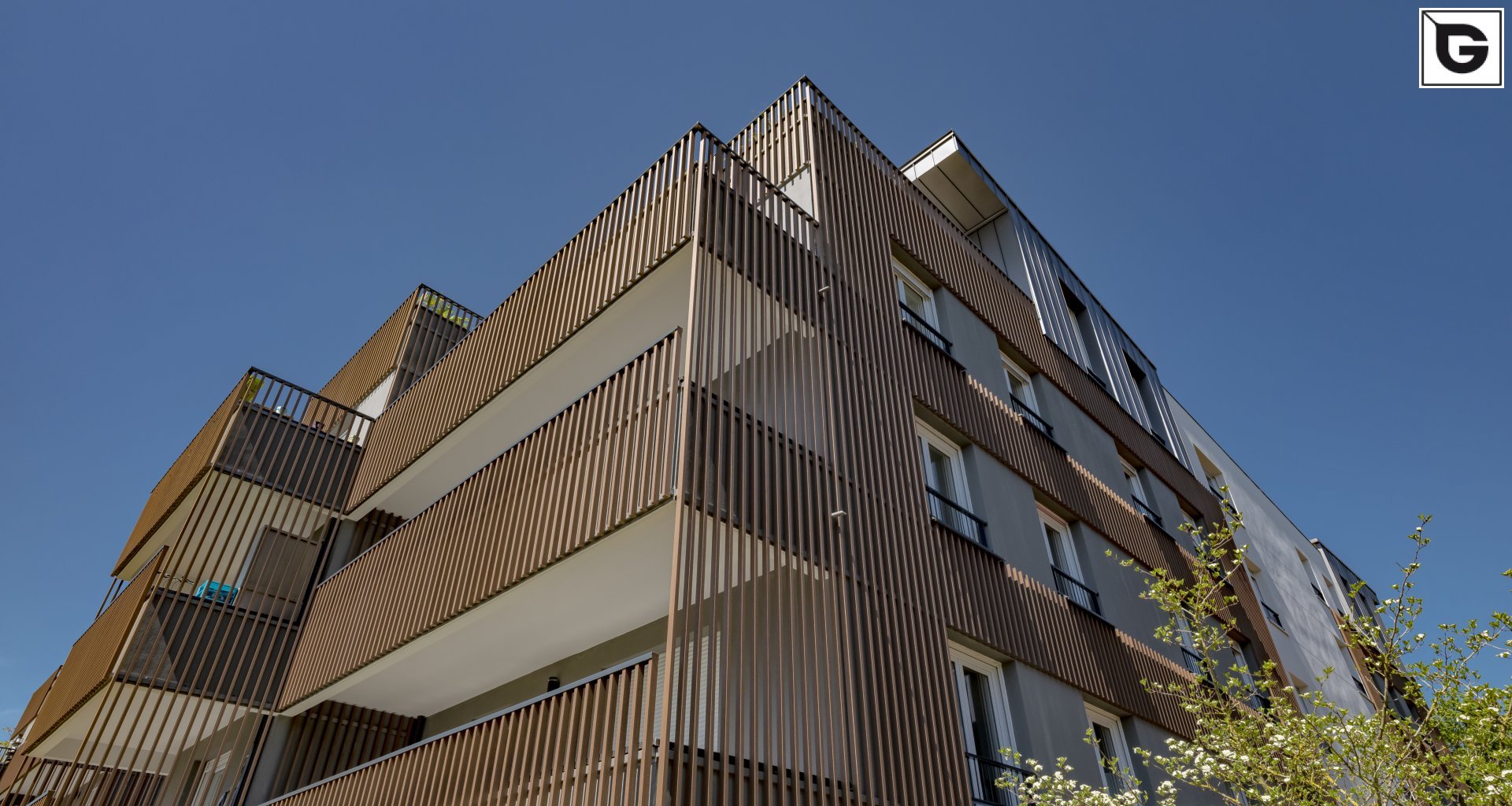 Wohngebäude_Geländer_Wohnhaus