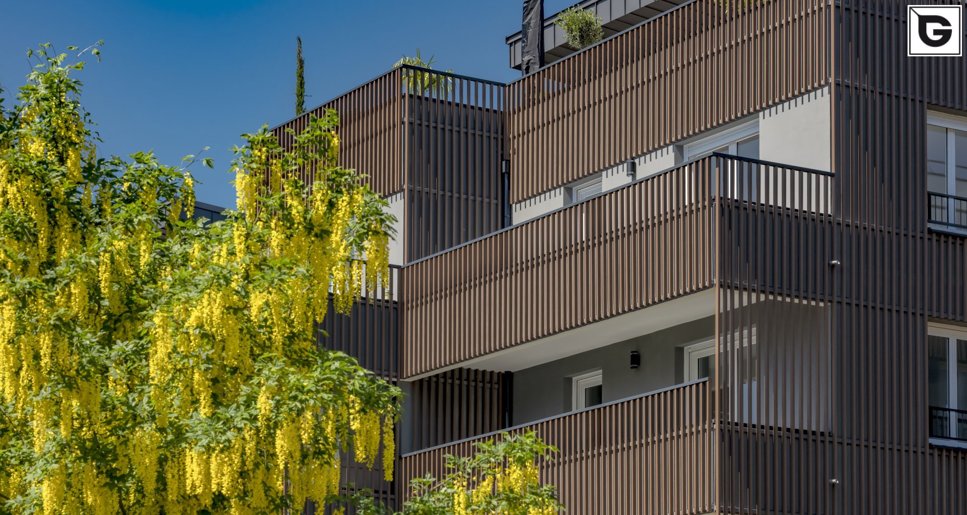 Wohngebäude_Geländer_Wohnhaus