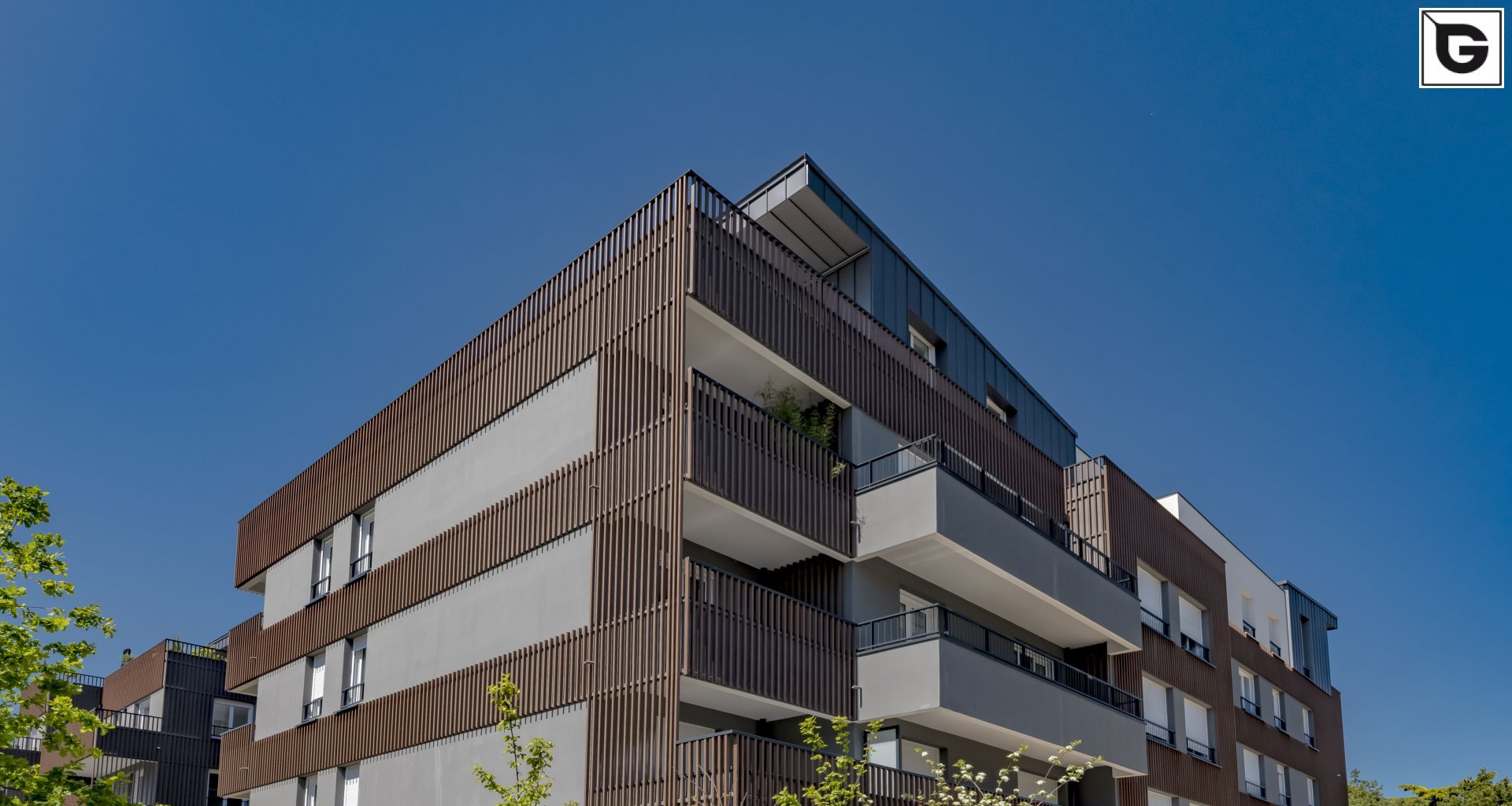 Wohngebäude_Geländer_Wohnhaus