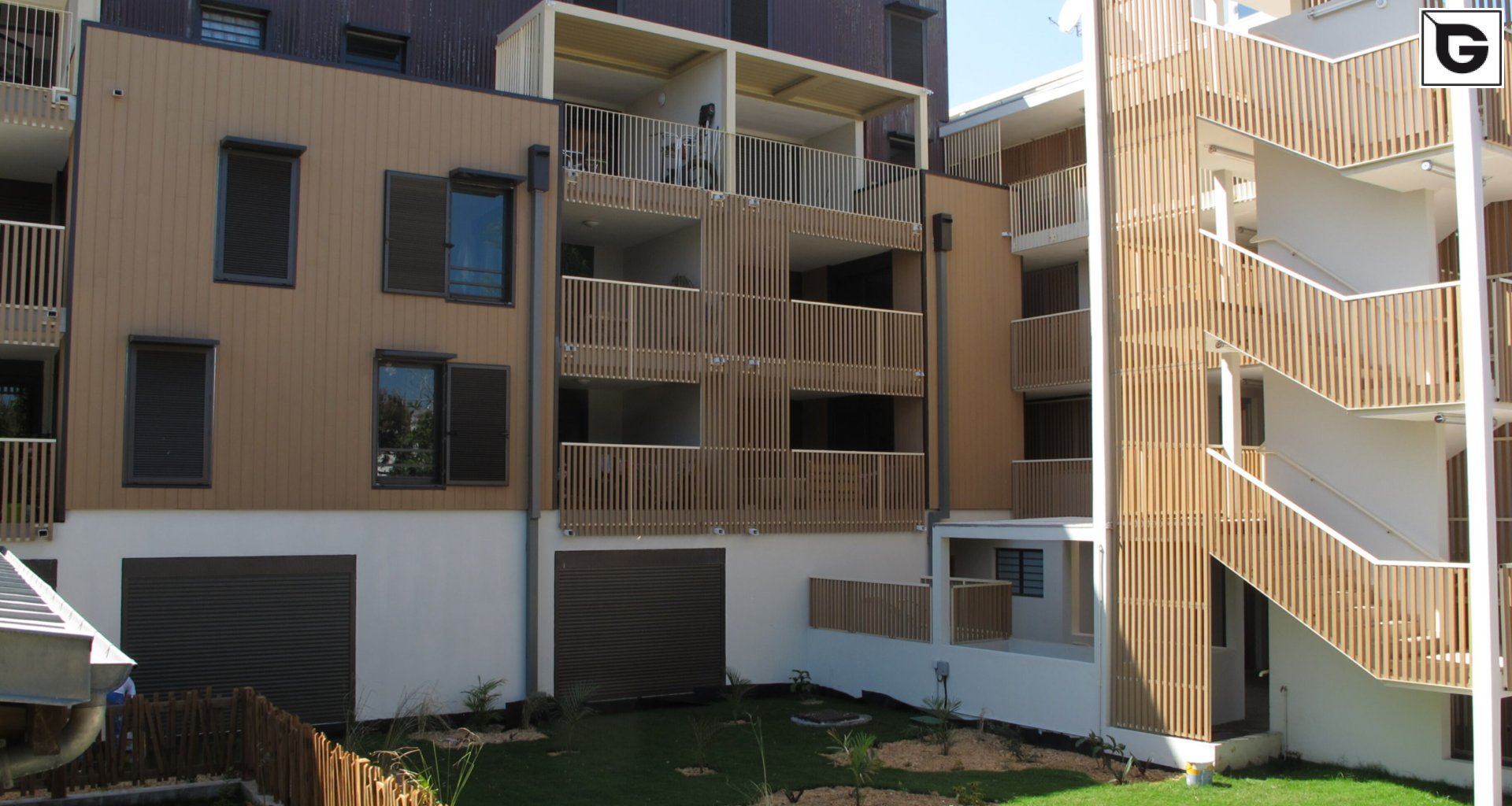 Wohngebäude_Geländer_Wohnhaus