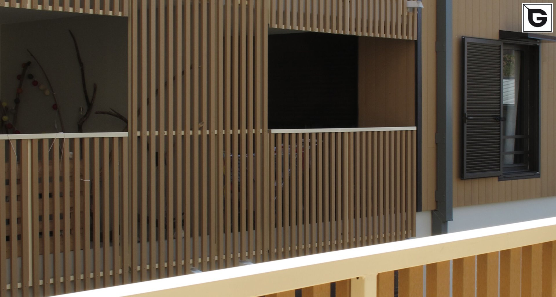 Wohngebäude_Geländer_Wohnhaus