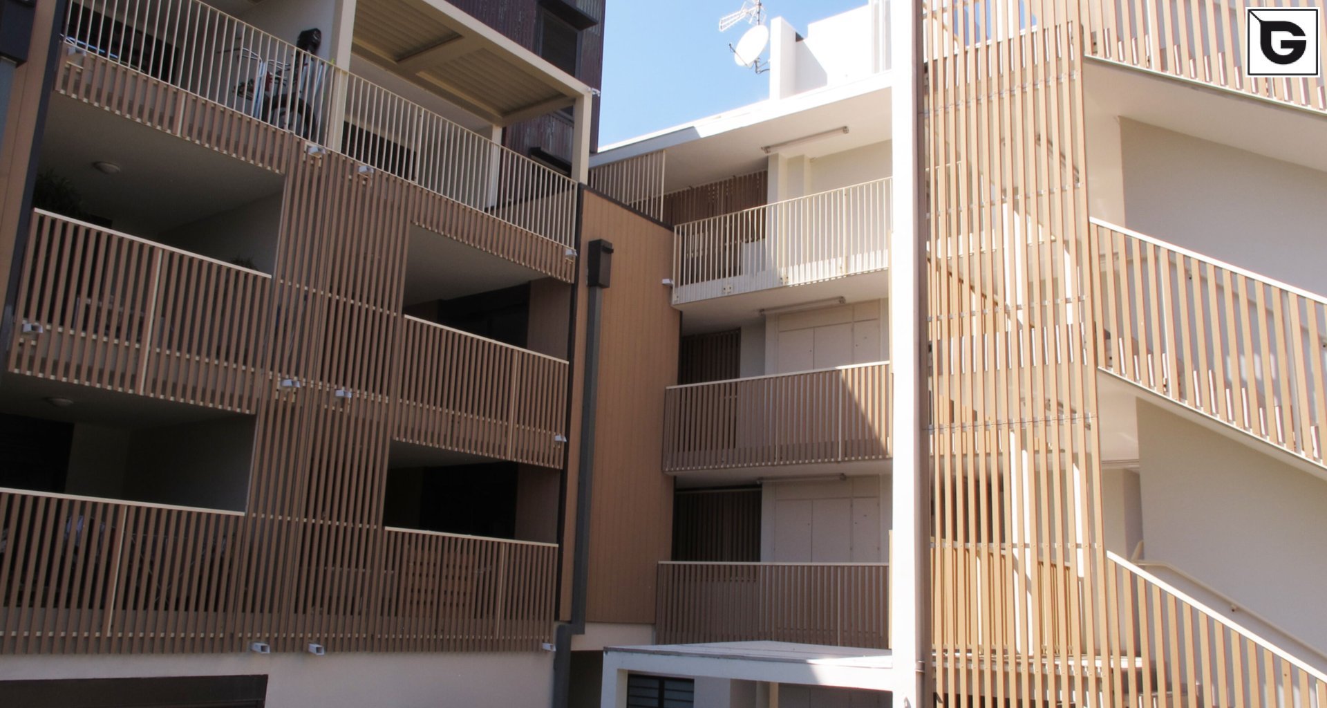 Wohngebäude_Geländer_Wohnhaus