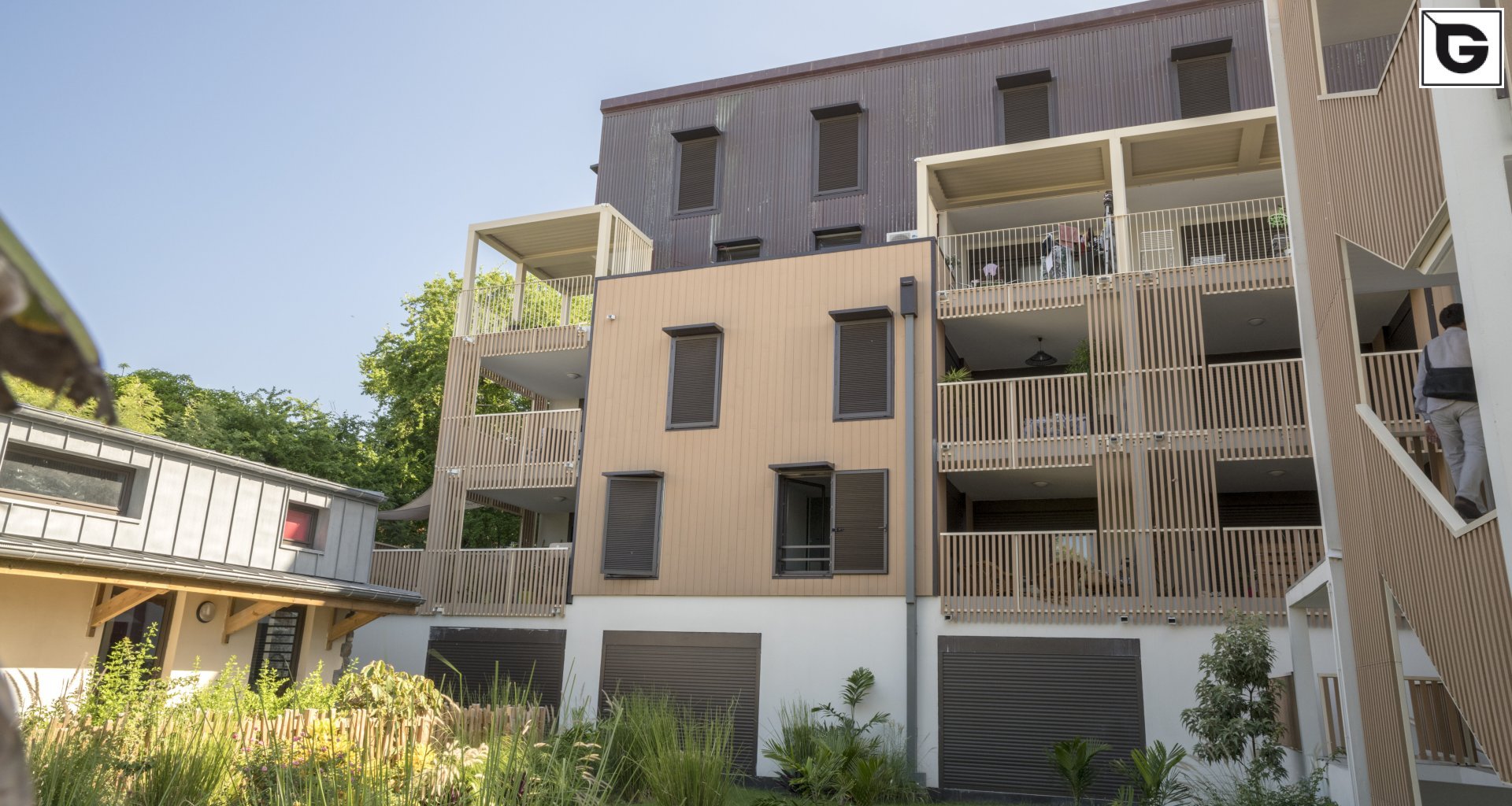 Wohngebäude_Geländer_Wohnhaus