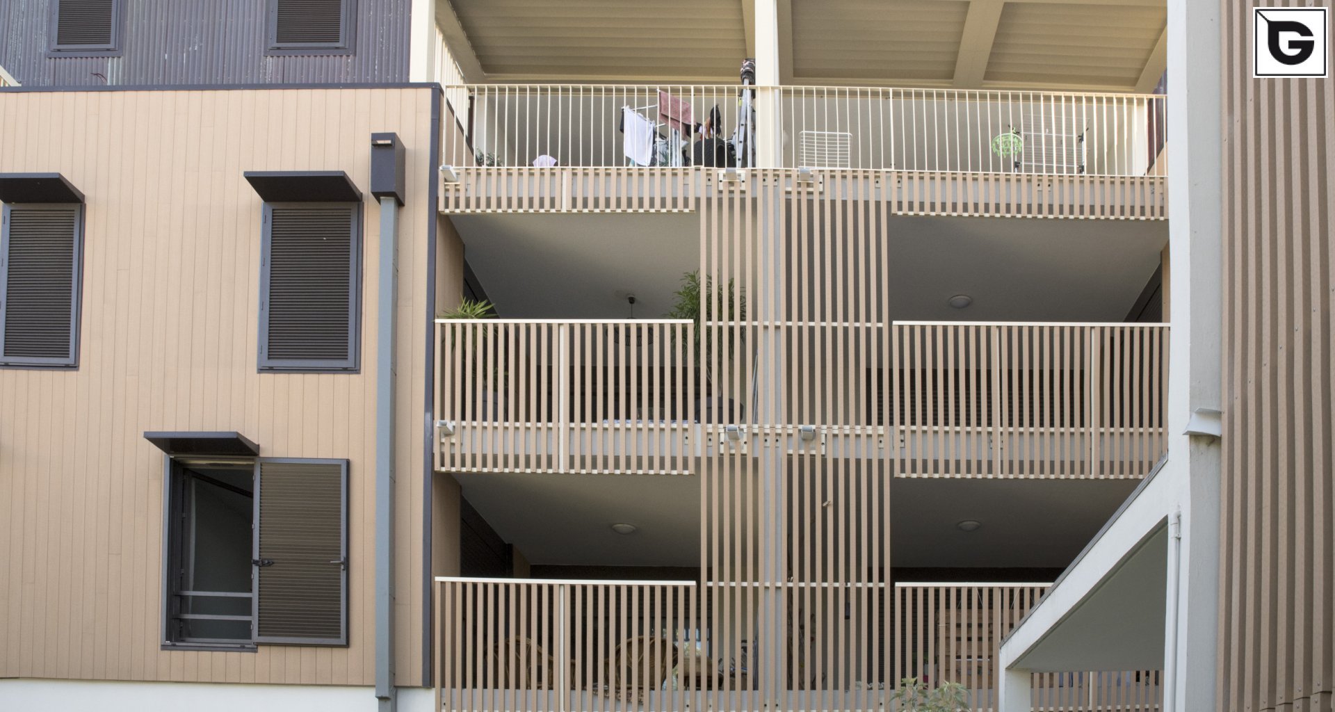 Wohngebäude_Geländer_Wohnhaus