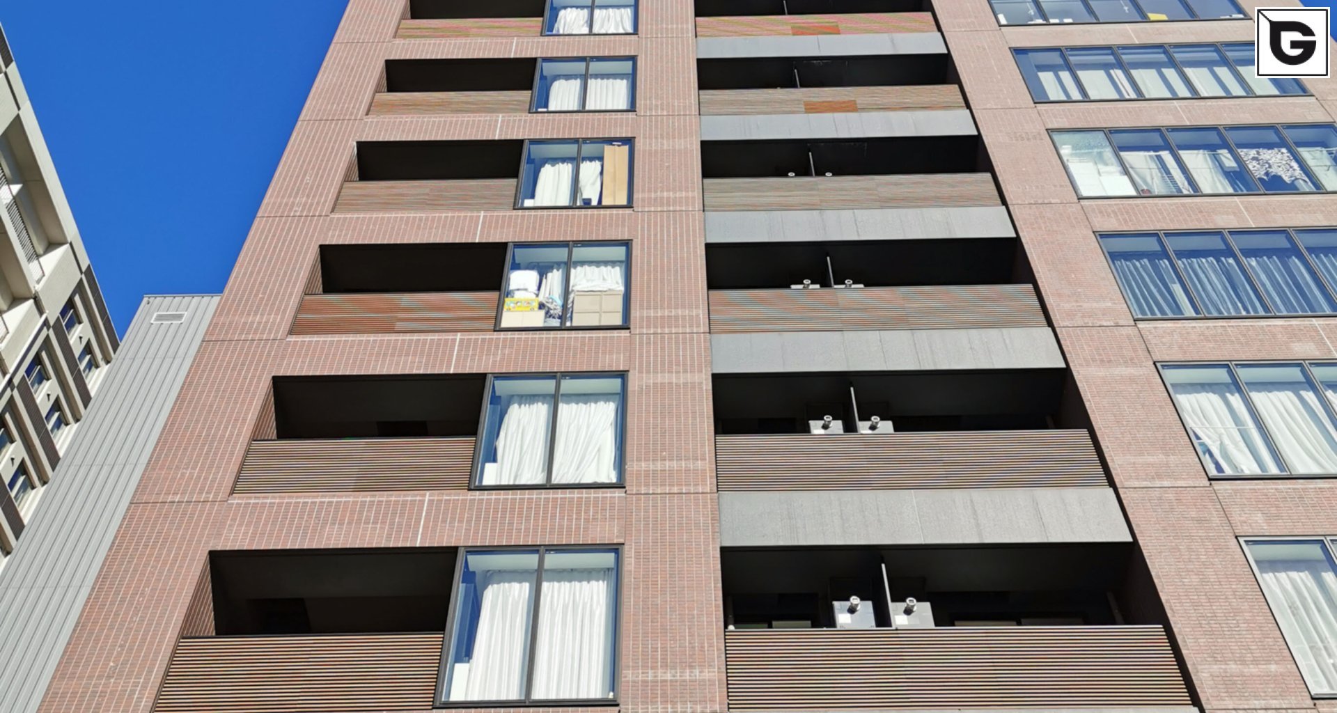 Wohngebäude_Geländer_Wohnhaus