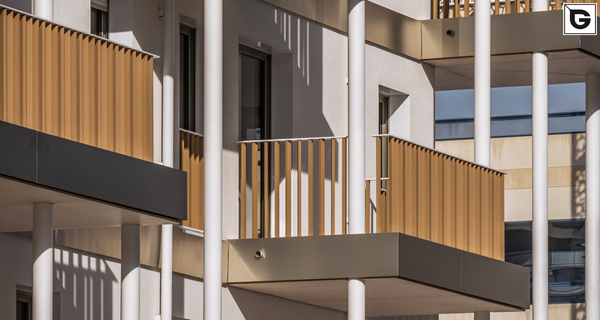 Wohngebäude_Geländer_Wohnhaus