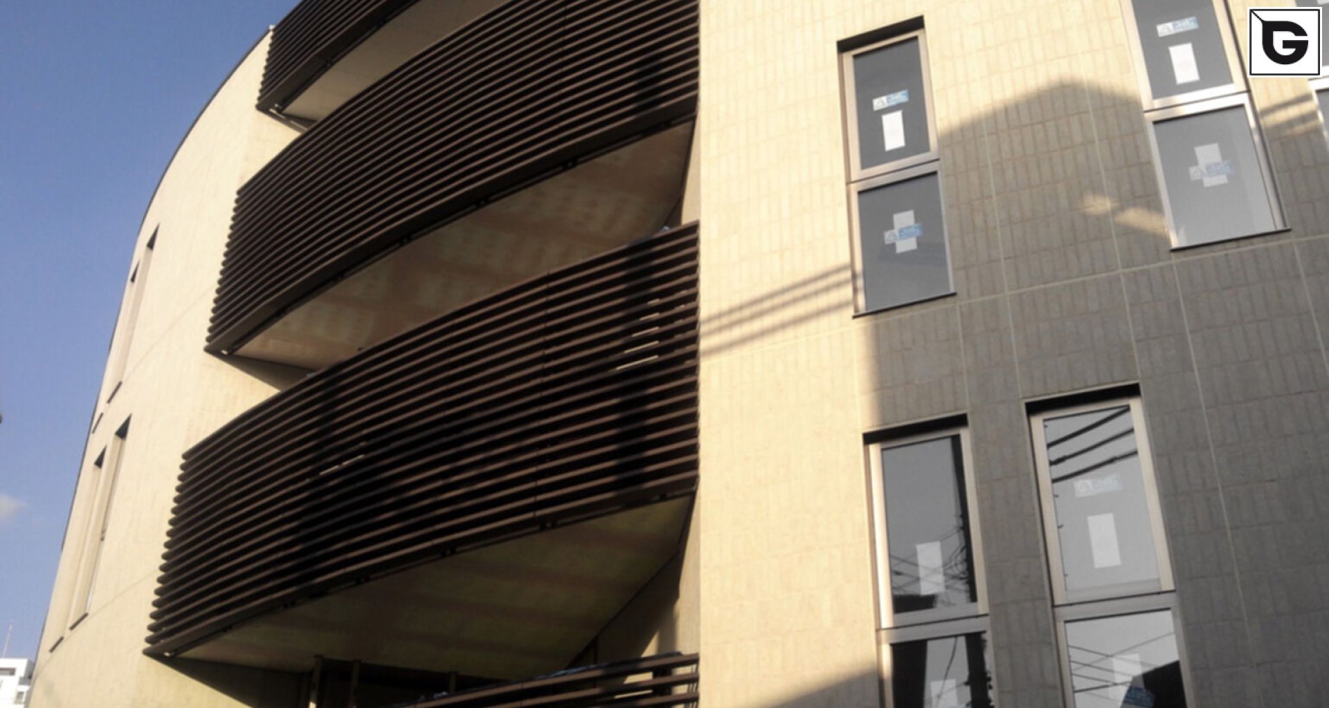 Wohngebäude_Geländer_Wohnhaus