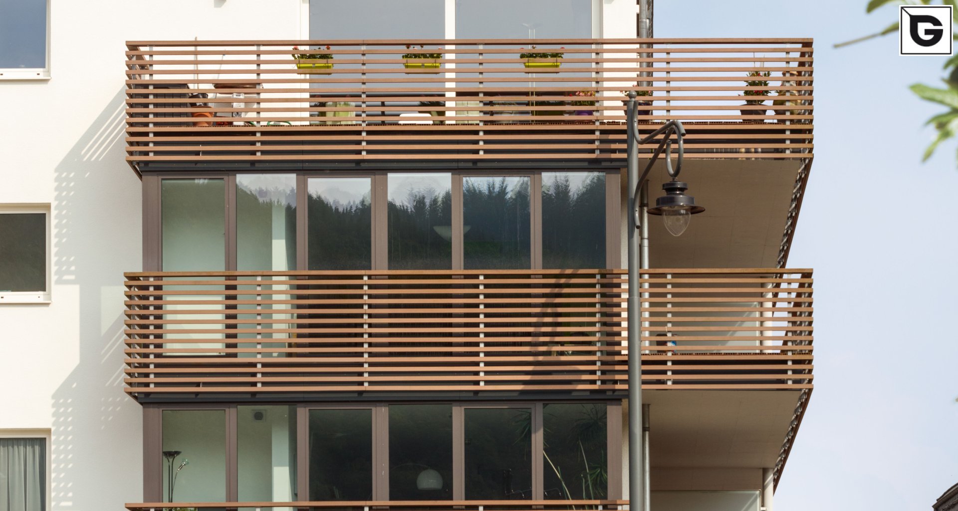 Wohngebäude_Geländer_Wohnhaus