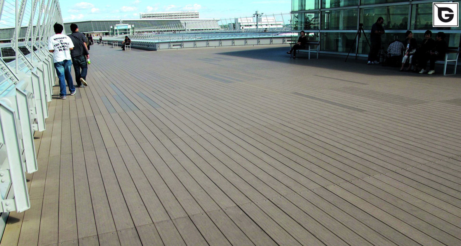 Transport-Einrichtungen_Terrasse Gewerbliche Nutzung_Vorzeigeprojekte - WPC holz 