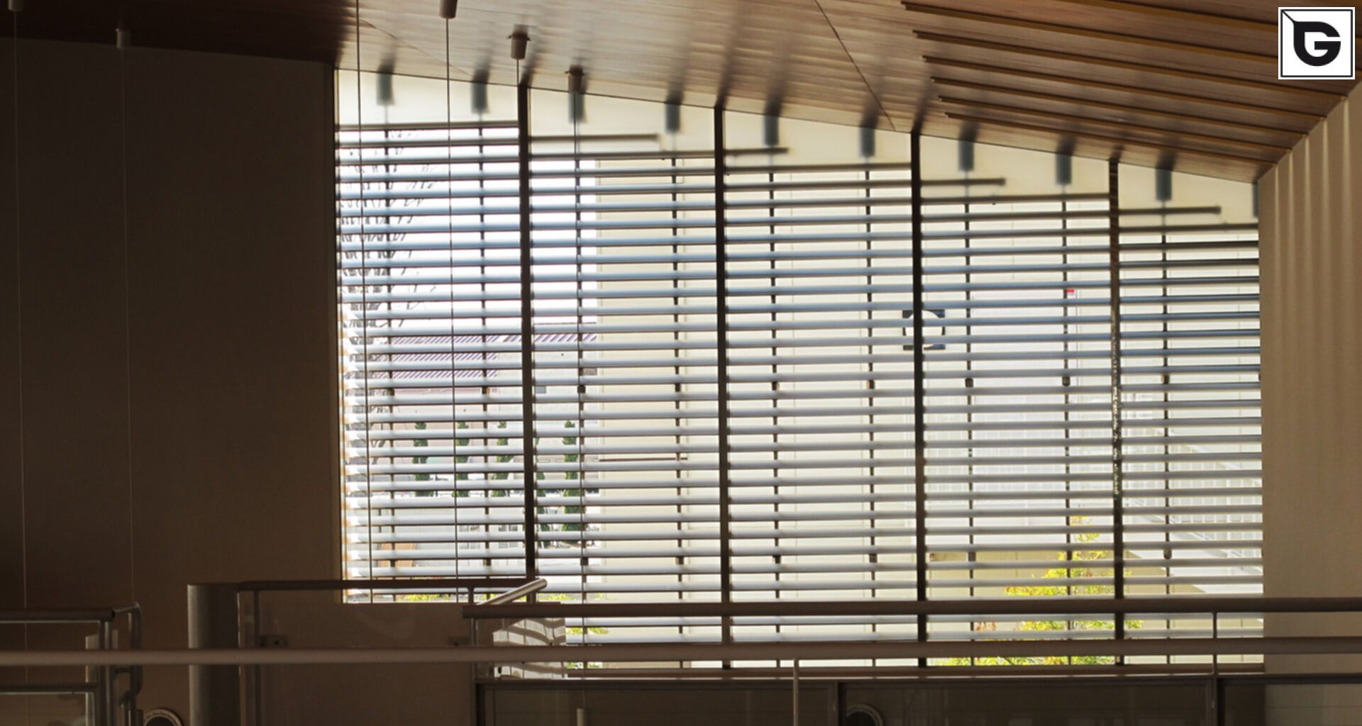 Transport-Einrichtungen_Horizontal Sonnenschutz, jalousien_Am Wasser entlang