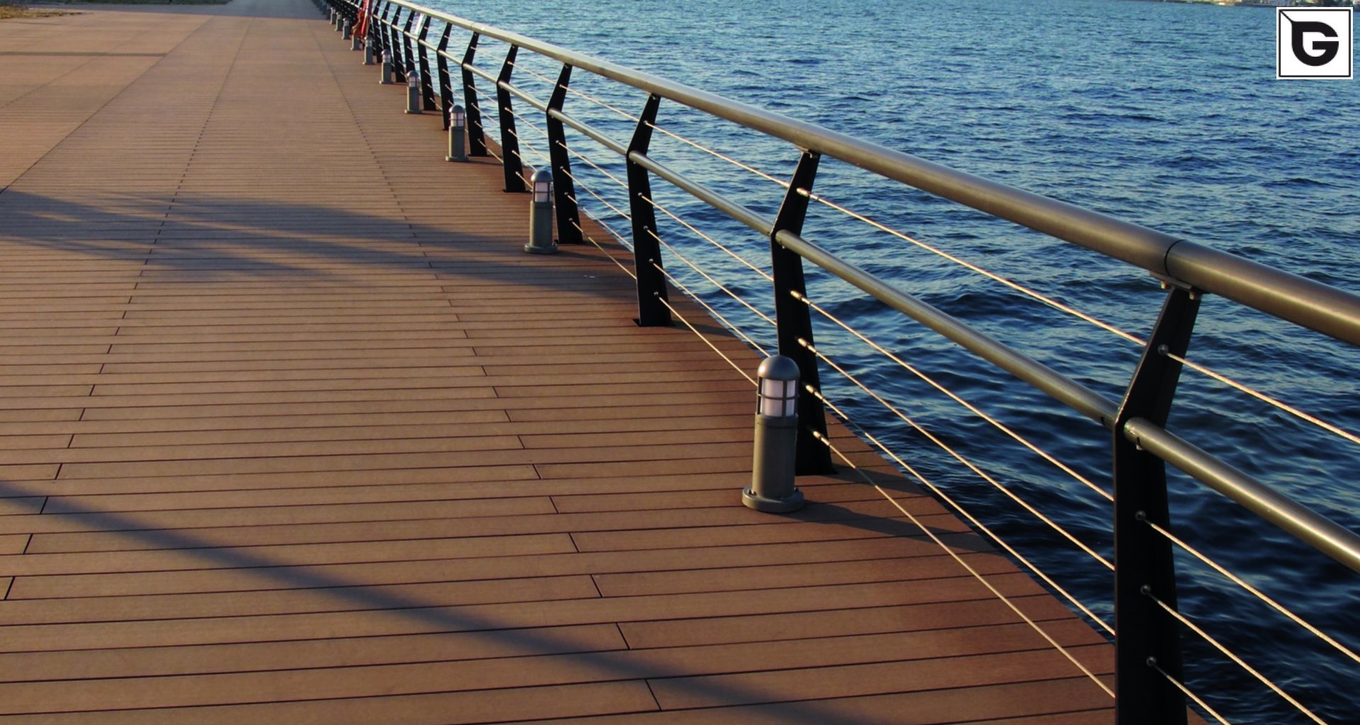 Transport-Einrichtungen_Stege, Bootsanleger_Am Wasser entlang