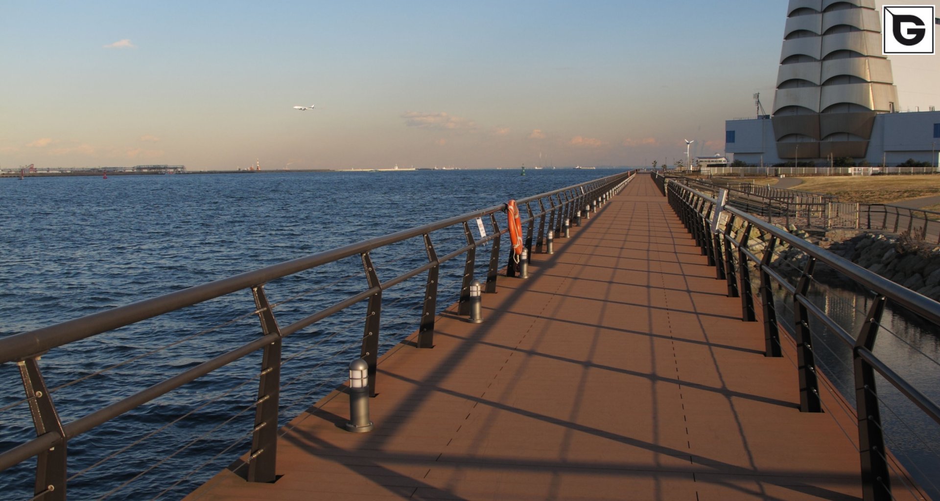 Transport-Einrichtungen_Stege, Bootsanleger_Am Wasser entlang