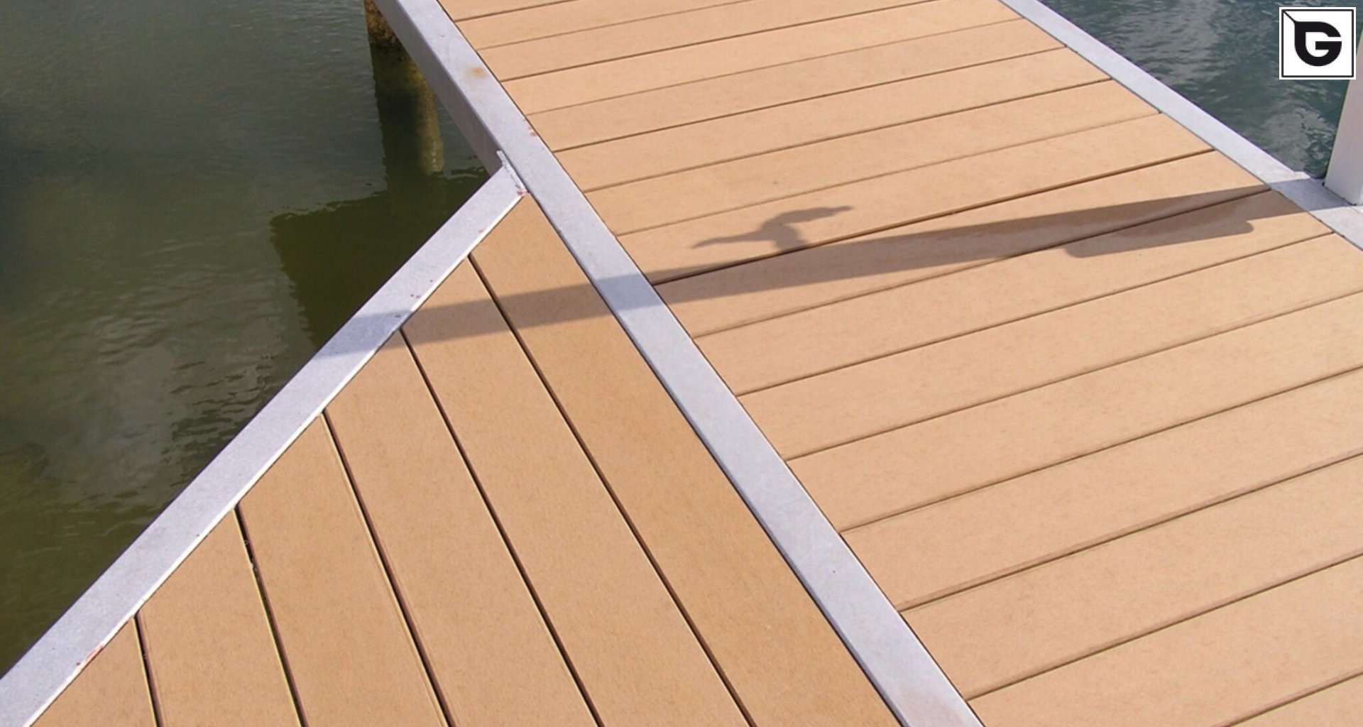 Transport-Einrichtungen_Stege, Bootsanleger_Am Wasser entlang